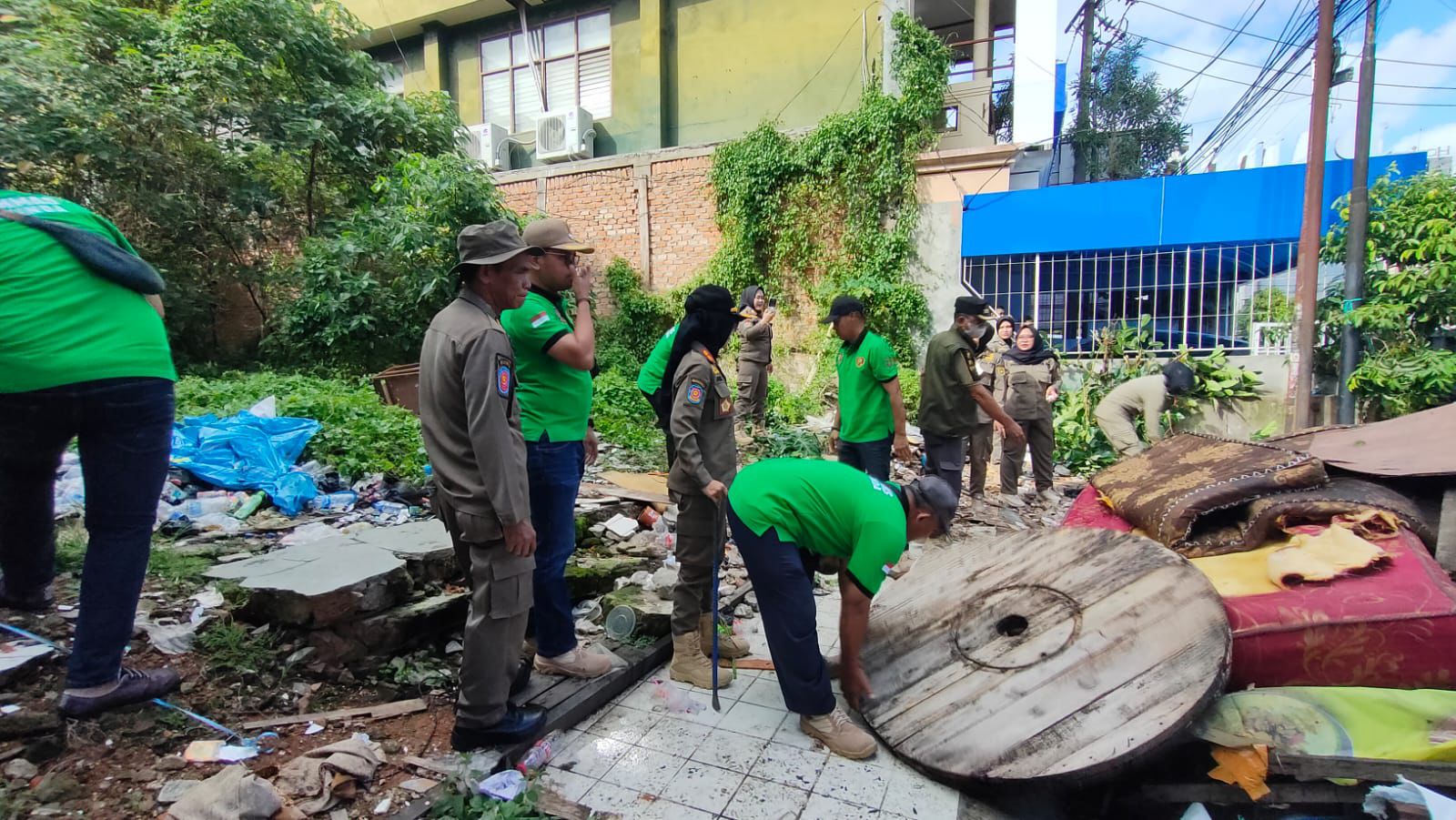 Penertiban ini dilakukan menyusul laporan warga sekitar yang mencurigai adanya aktivitas ilegal di lokasi tersebut.