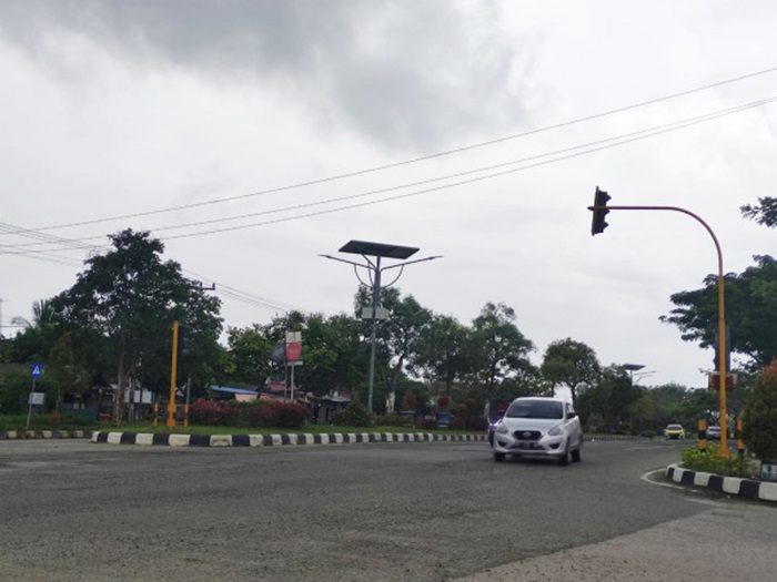 Traffic Light depan Mapolres PPU di Jl. Propinsi, Km 9, Nipahnipah, Kecamatan Penajam, yang sudah lama dibiarkan tidak berfungsi, sehingga berpotensi mengancam keselamatan lalu lintas.
