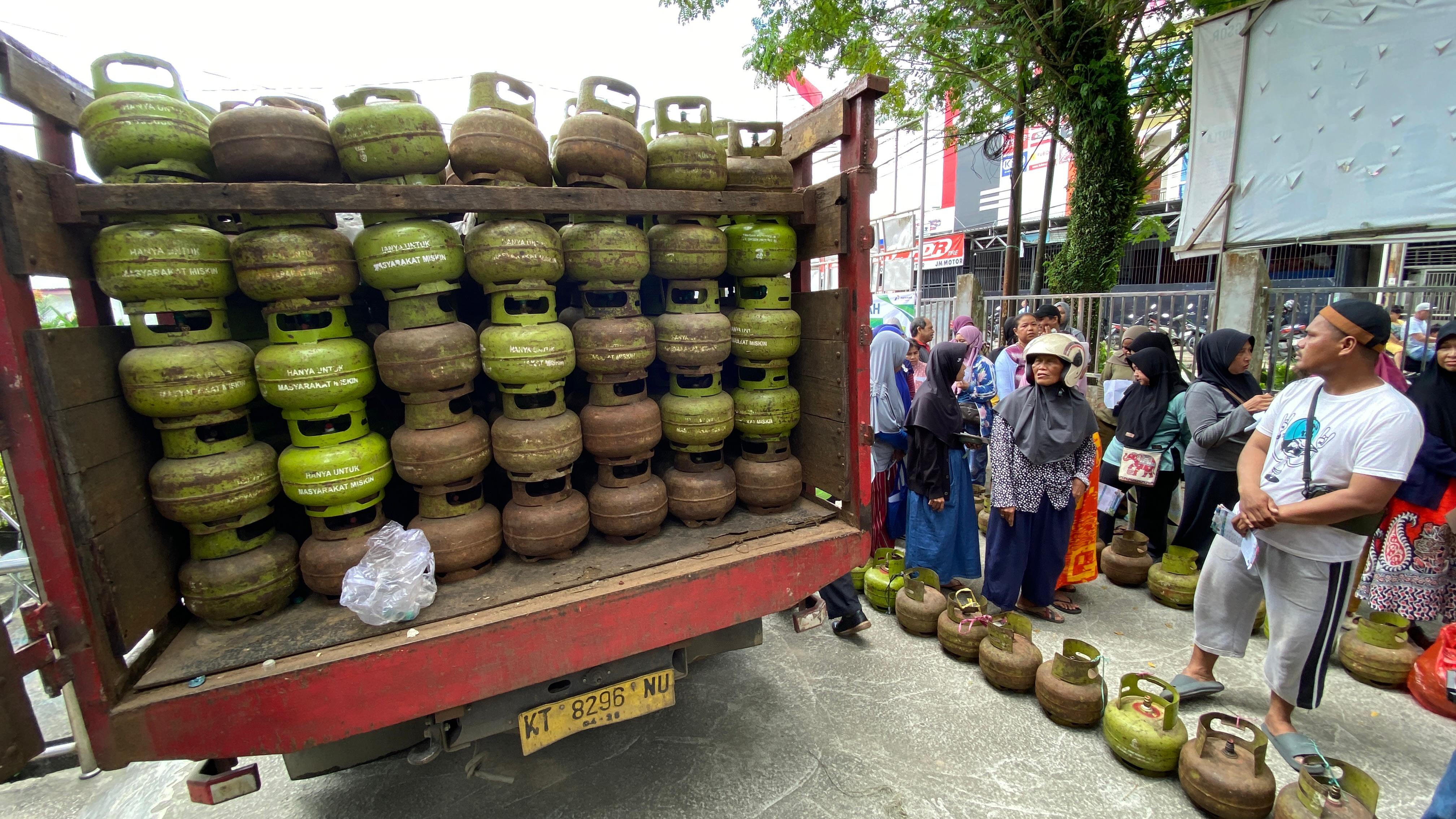 Kelangkaan elpiji 3 kg sejatinya bukan disebabkan oleh kuota yang disediakan. (FOTO/RAMA SITOHANG)
