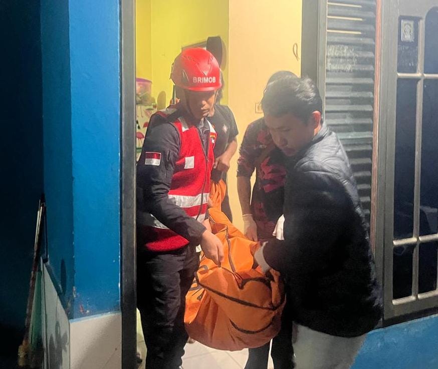 EVAKUASI: Tim gabungan melakukan evakuasi jasad korban dari rumah menuju rumah sakit.
