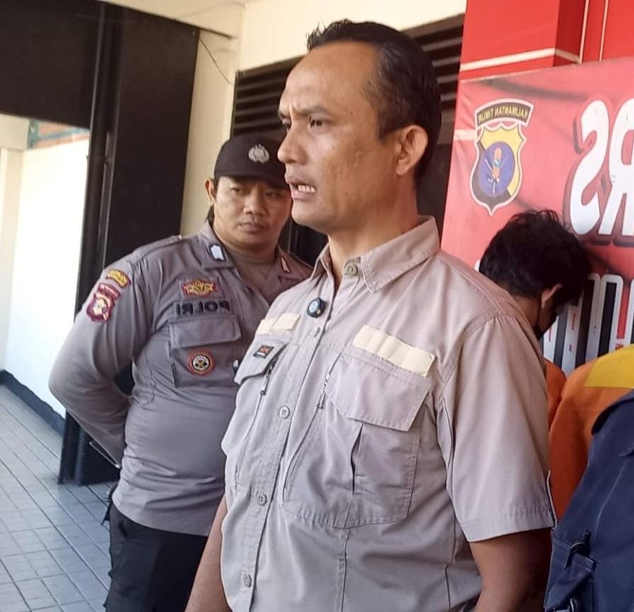 KEROYOK: Pelaku pengeroyokan di Balikpapan diamankan anggota Polsek Balikpapan Utara.