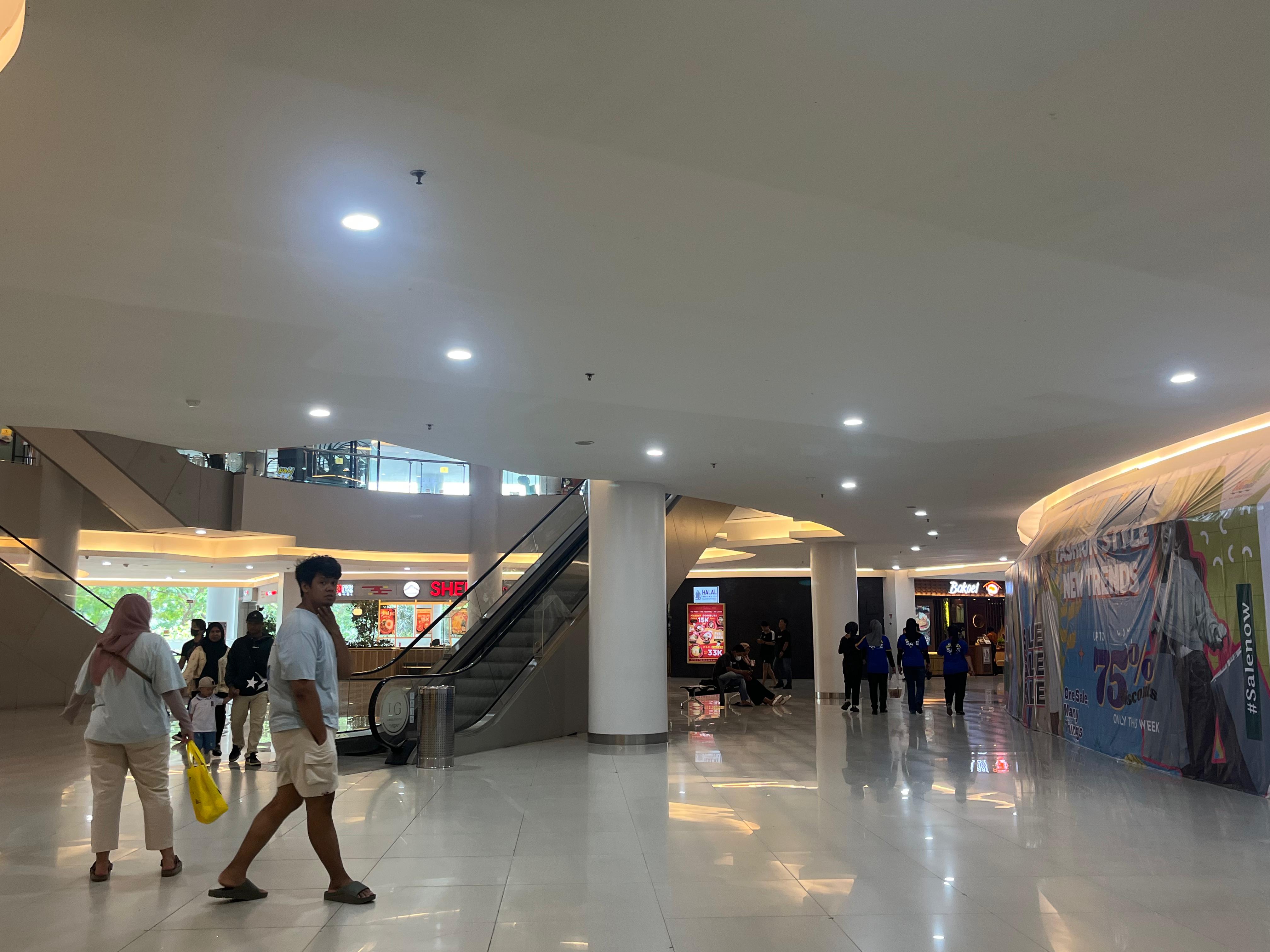 PERLU DIPERHATIKAN: Situasi BIGmall Samarinda dibuka kembali setelah kebakarakan pada 3 Juni lalu. (EKO PRALISTIO/KP)