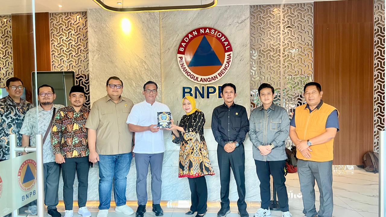 CARI REFERENSI: Pansus I DPRD Paser saat berkunjung kantor Badan Nasional Penanggulangan Bencana pekan lalu.
