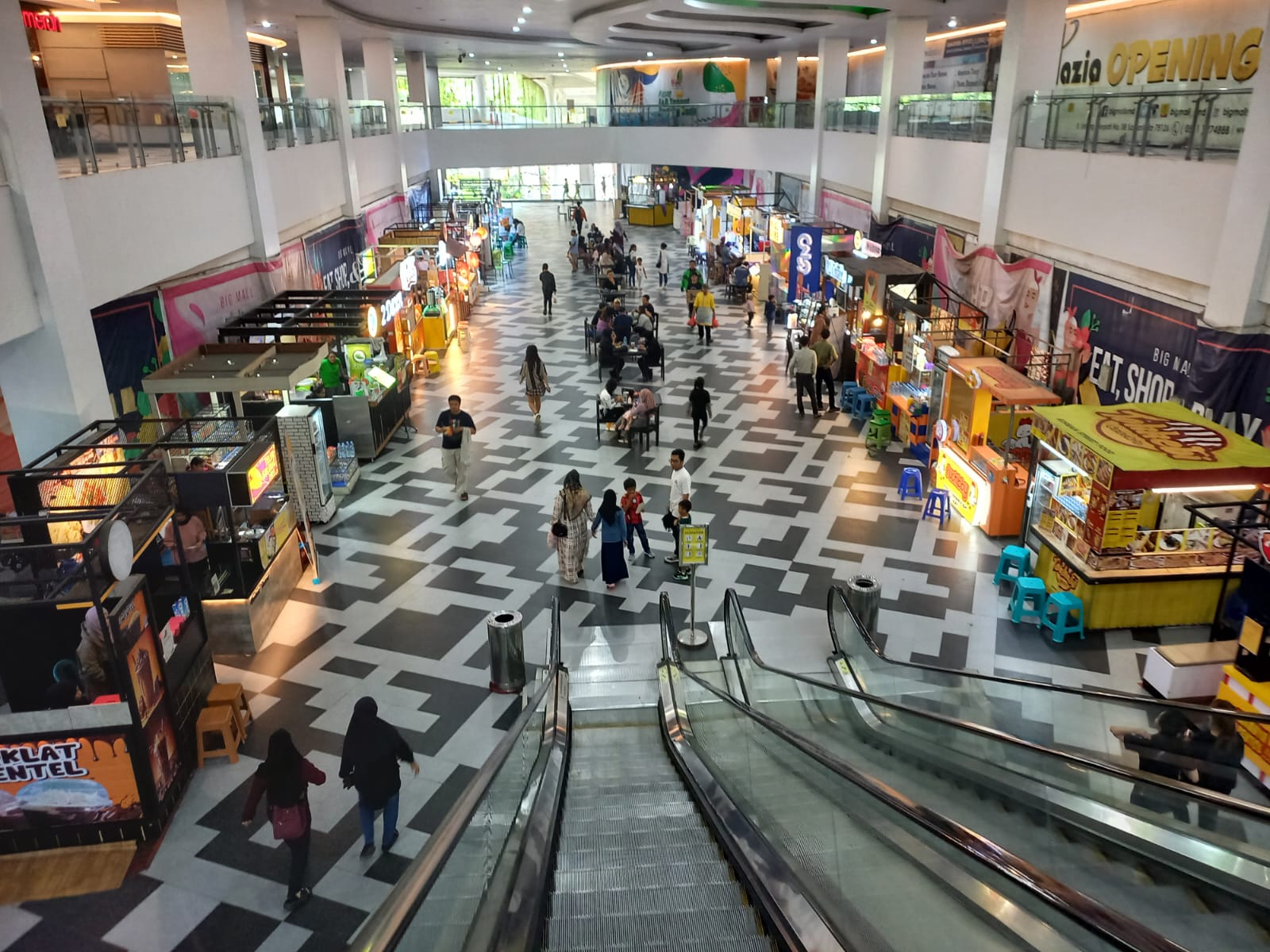 BERTAHAP: Suasana BIGmall Samarinda pasc-hampir dua pekan tutup karena imbas kebakaran. (EKO PRALISTIO/KP)