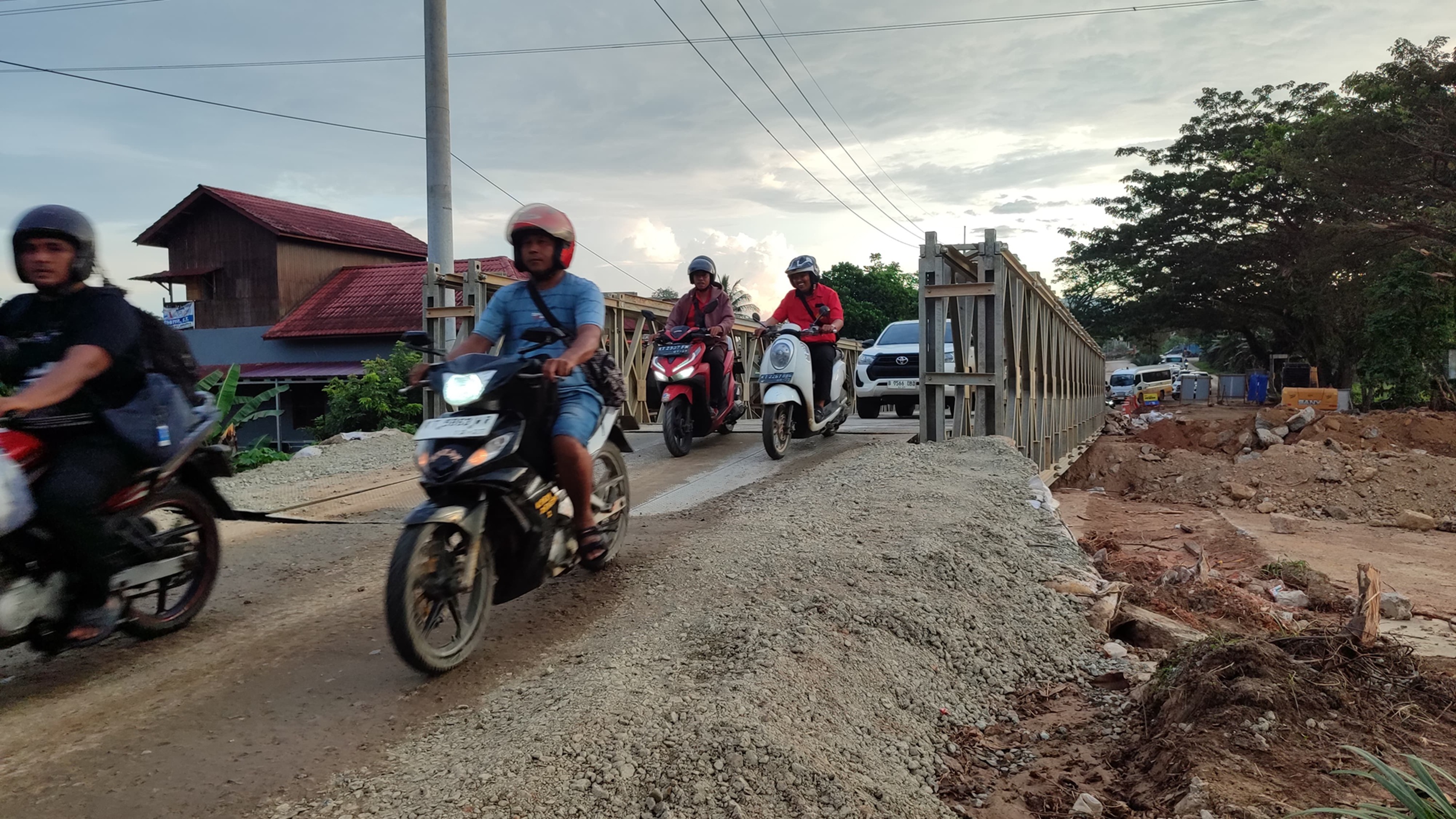 BABAK BARU: Solusinya cukup dengan pemasangan box culvert, yakni sebuah gorong-gorong beton besar yang mampu menopang arus air sekaligus beban kendaraan di atasnya. (EKO PRALISTIO/KP)