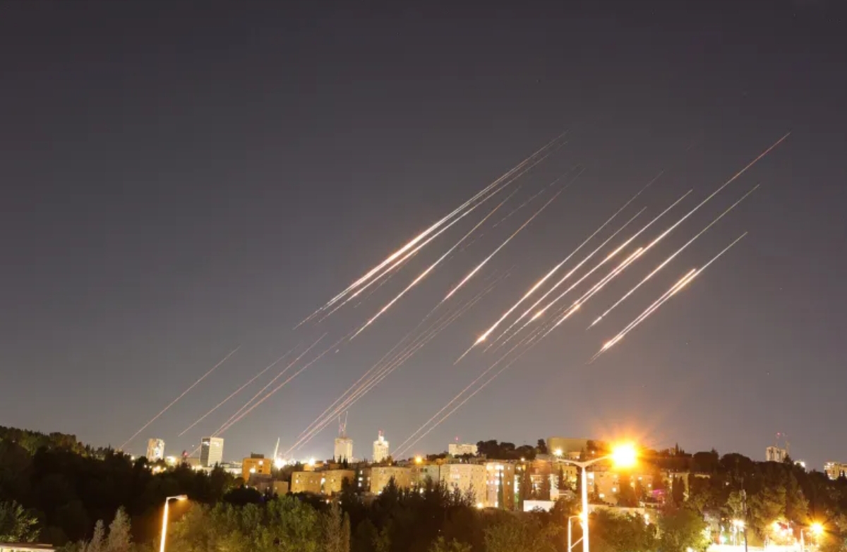 Rudal balistik diluncurkan dari Iran ke Israel sebagai balasan atas serangan udara terhadap sejumlah kawasan di Iran. (Foto: Abir Sultan/EPA-EFE)