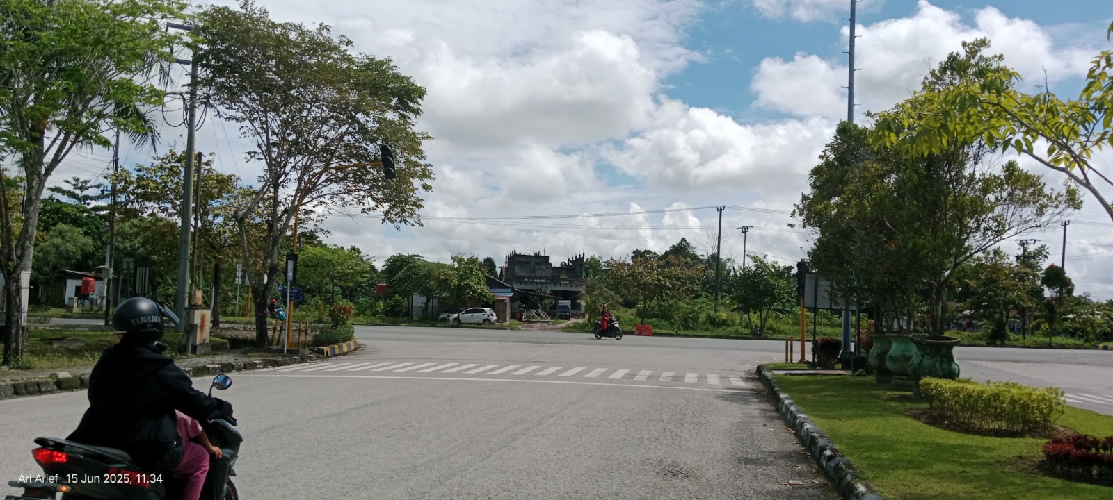 EKSTRA HATI-HATI: Pengguna jalan raya yang melintasi perempatan di Jl. Propinsi, Km 9, Nipahnipah, Kecamatan Penajam, PPU ini harus eksta hati-hati akibat padamnya traffic light di kawasan itu.