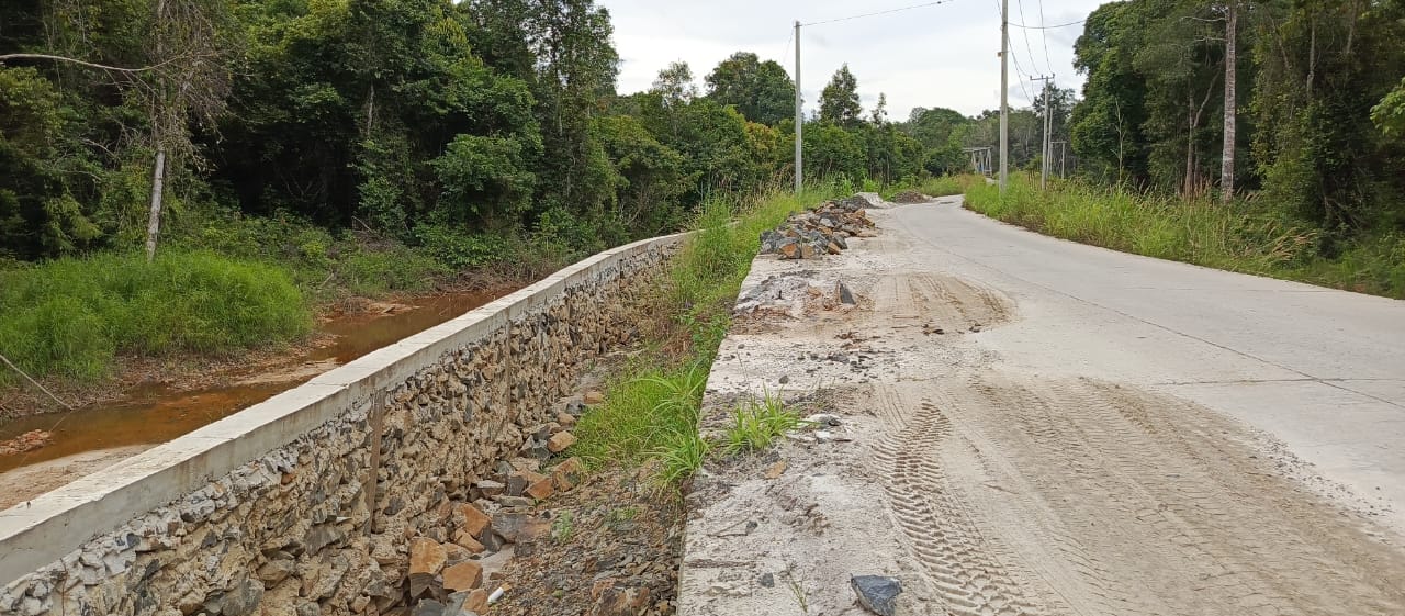 Proyek Turap Jembatan Muara Nyahing tak selesai dikerjakan kontraktor.