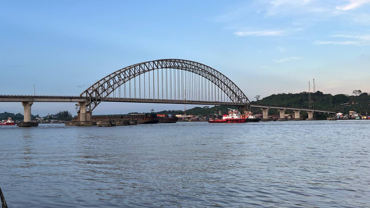 TERMASUK RAWAN: Proses pengolongan di Jembatan Mahakam Ulu (Mahulu) juga terkadang mengalami beberapa kendala. (KALTIM POST)