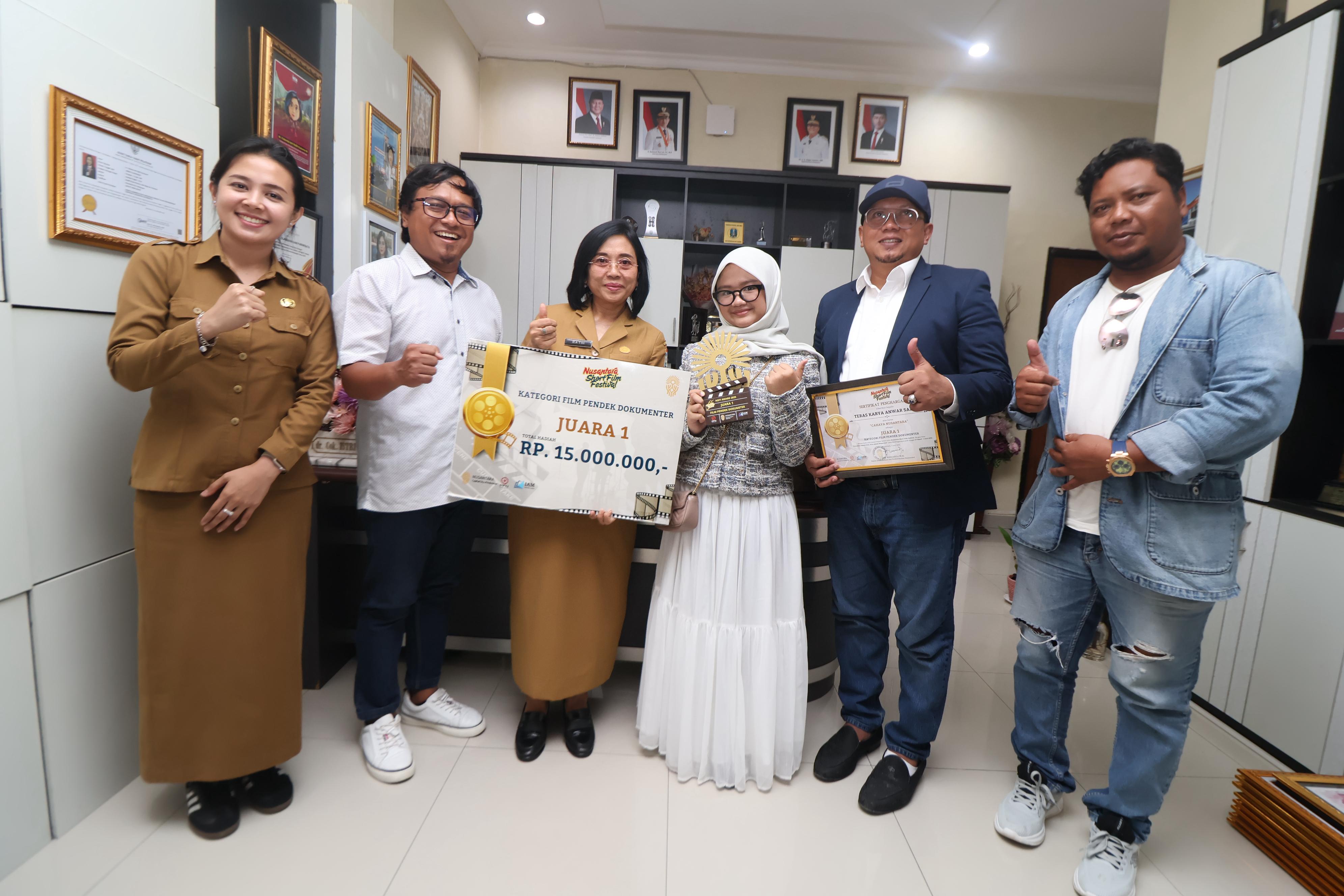 SINEAS MUDA: Sineas muda Balikpapan, Aqila Nayyara Zakee Anwar (ketiga kanan) menjuarai Nusantara Short Film Festival 2025 di kategori film dokumenter.