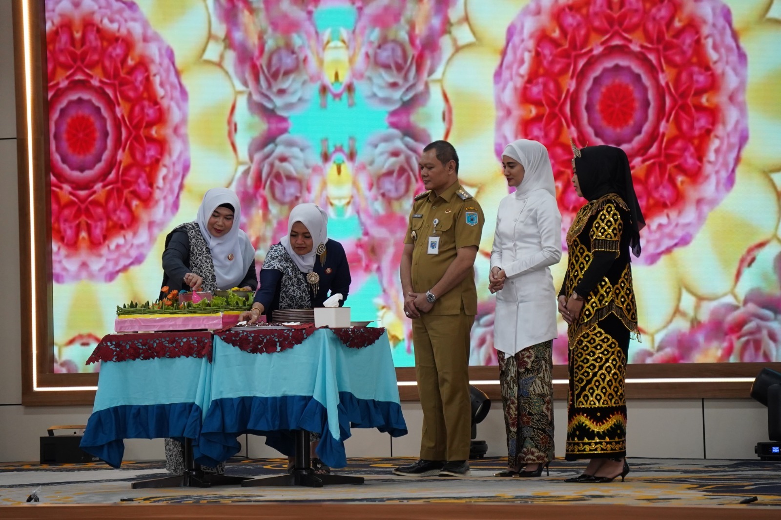 Bupati Paser, Fahmi Idris dan istri saat menghadiri HUT ke-74 IBI tahun 2025. (FOTO: IST)