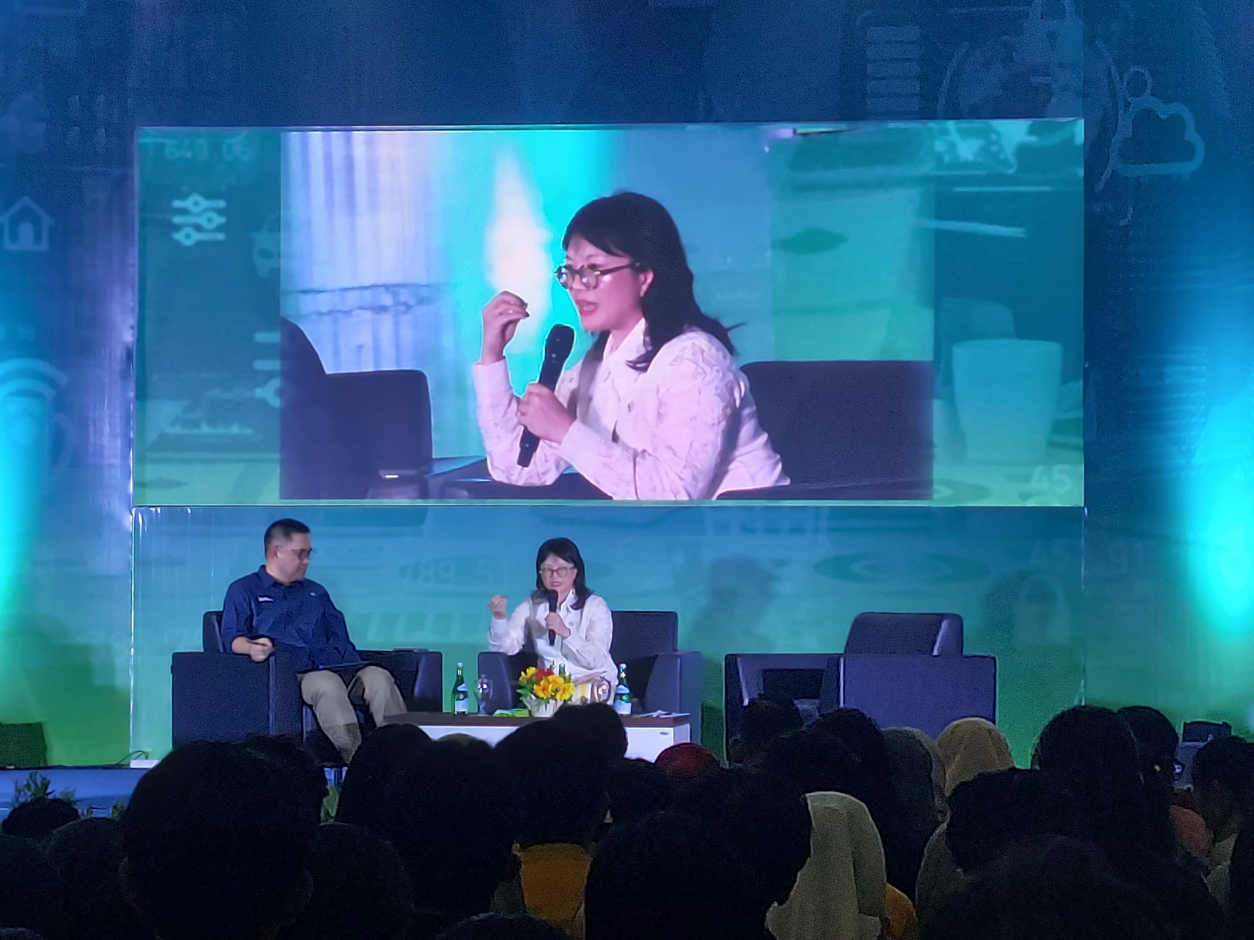SINERGI: Wamen Stella saat jadi narasumber di Unmul. Bicarakan sinergi akademik dan industri, serta kemajuan riset. (Foto: Roro)