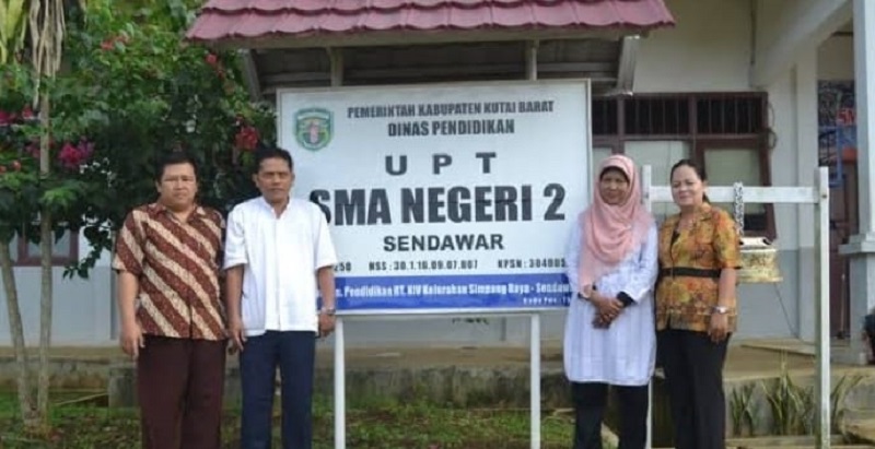 Kepala Sekolah SMAN 2 Sendawar, Fardinandus Erikson (kiri) siap menjalankan SPMB \.
