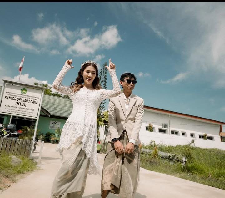 Komika Yono Bakrie dan Vini Caroline.