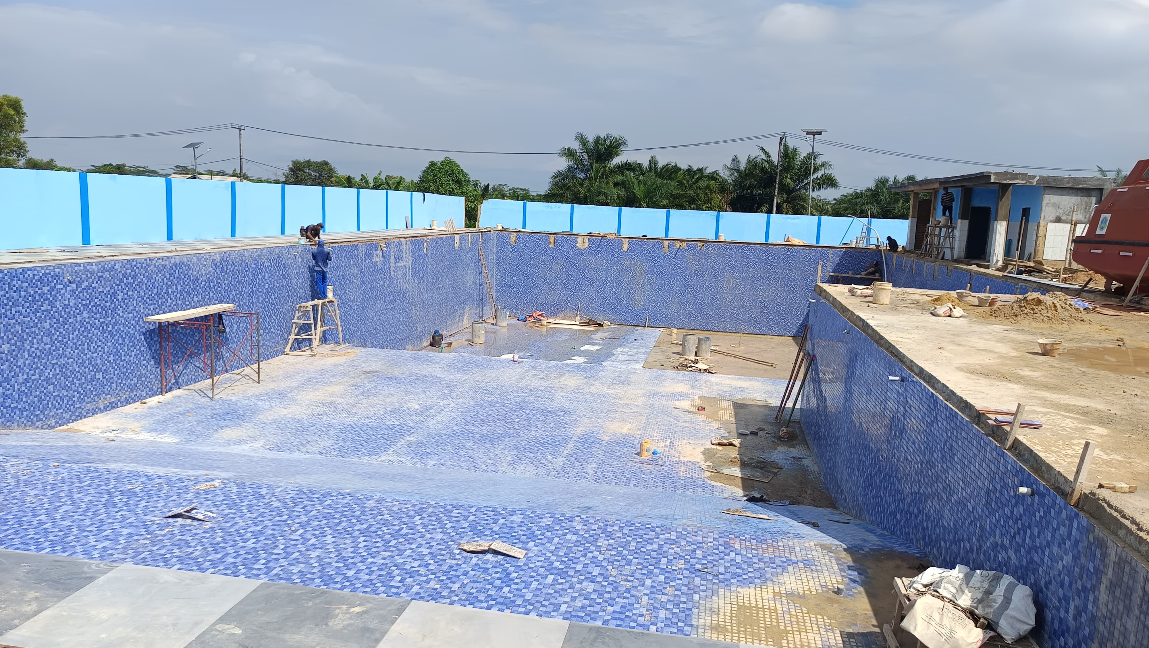LAMBAT: Pembangunan kolam renang SMK 2 Sangatta Utara yang masih proses pengerjaan meski sudah melewati target penyelesaian awal. (FOTO JUFRIADI/KP)