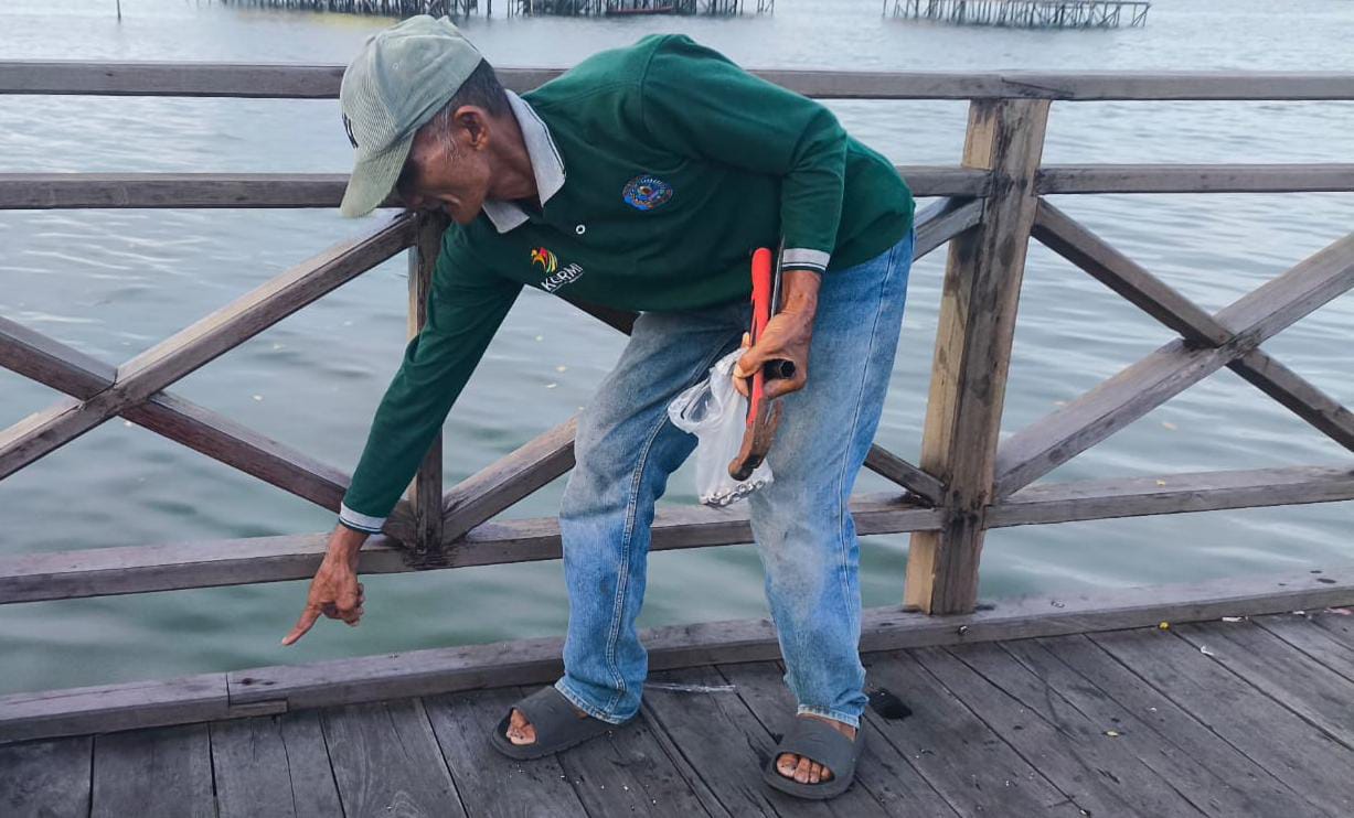 MENGKHAWATIRKAN: Kondisi jembatan pelataran di Bontang Kuala dinilai kurang aman pasca pembangunan karena mur dan baut sebagian titik hilang.