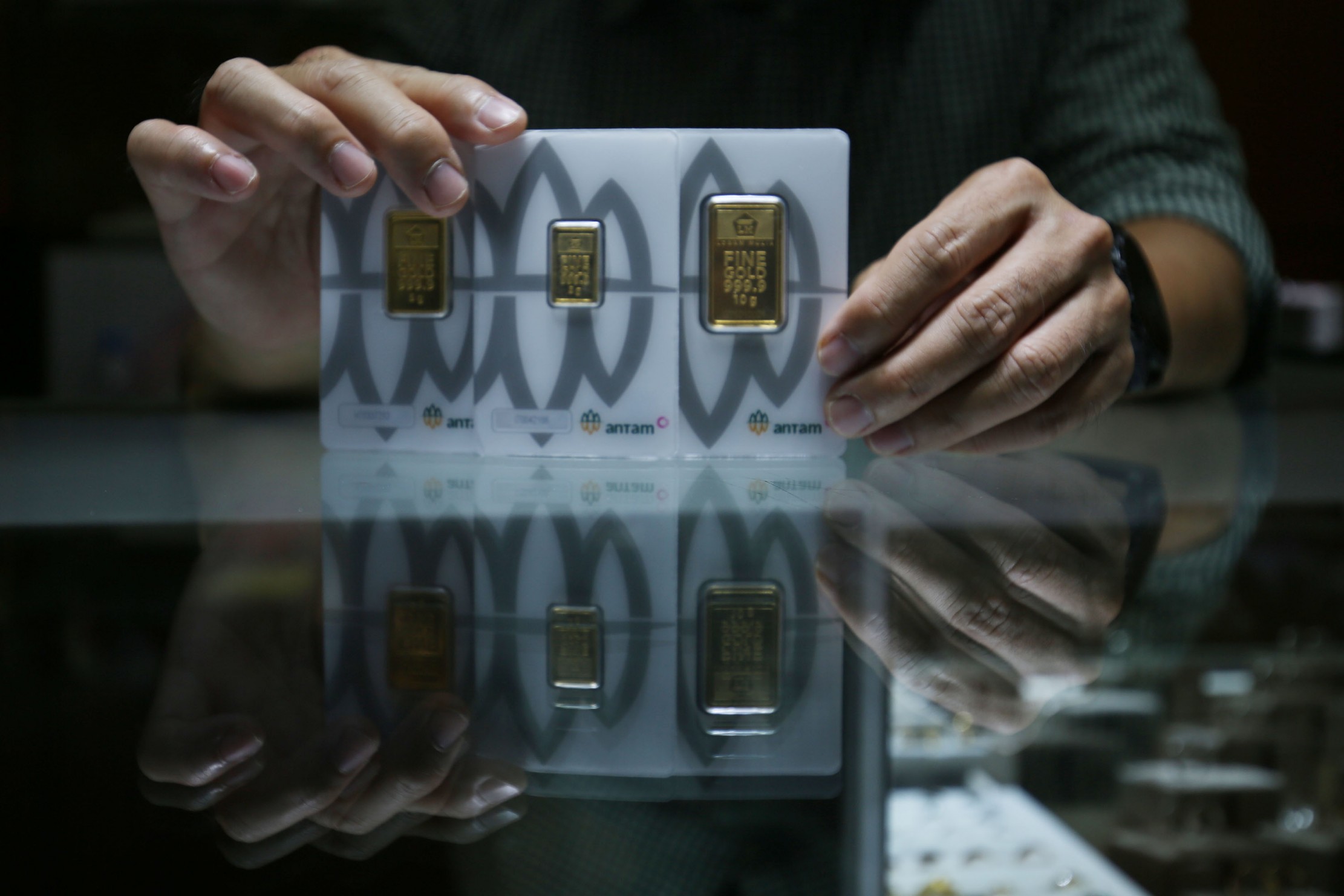 ANJLOK: Harga penjualan kembali emas Antam atau buyback pada perdagangan kemarin turun Rp 18.000, berada di level Rp 1.794.000 per gram.