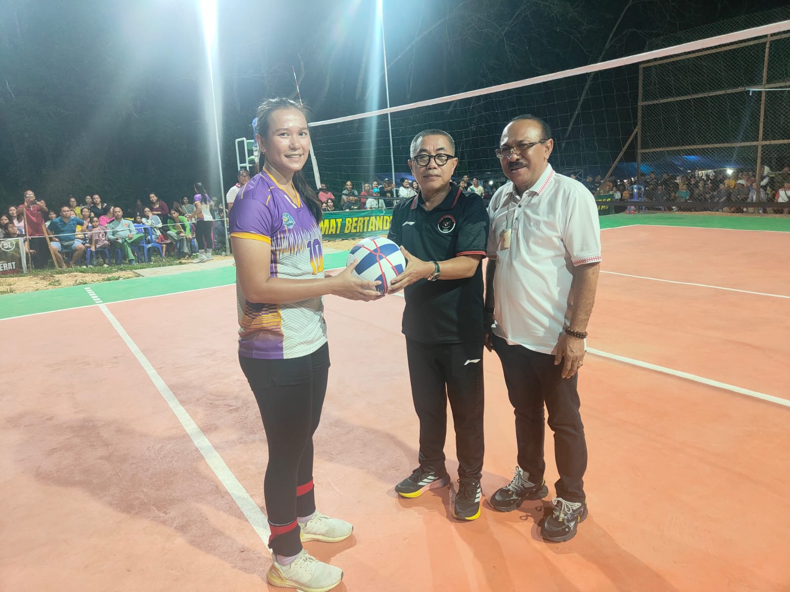 ELITE: Ketua KONI Kaltim Rusdiansyah Aras didampingi Ketua Harian PBVSI Kaltim Akhmad Albert menyerahkan bantuan bola yang diterima Putu Dini, pelatih tim voli pantai Kaltim di PON XXI lalu.