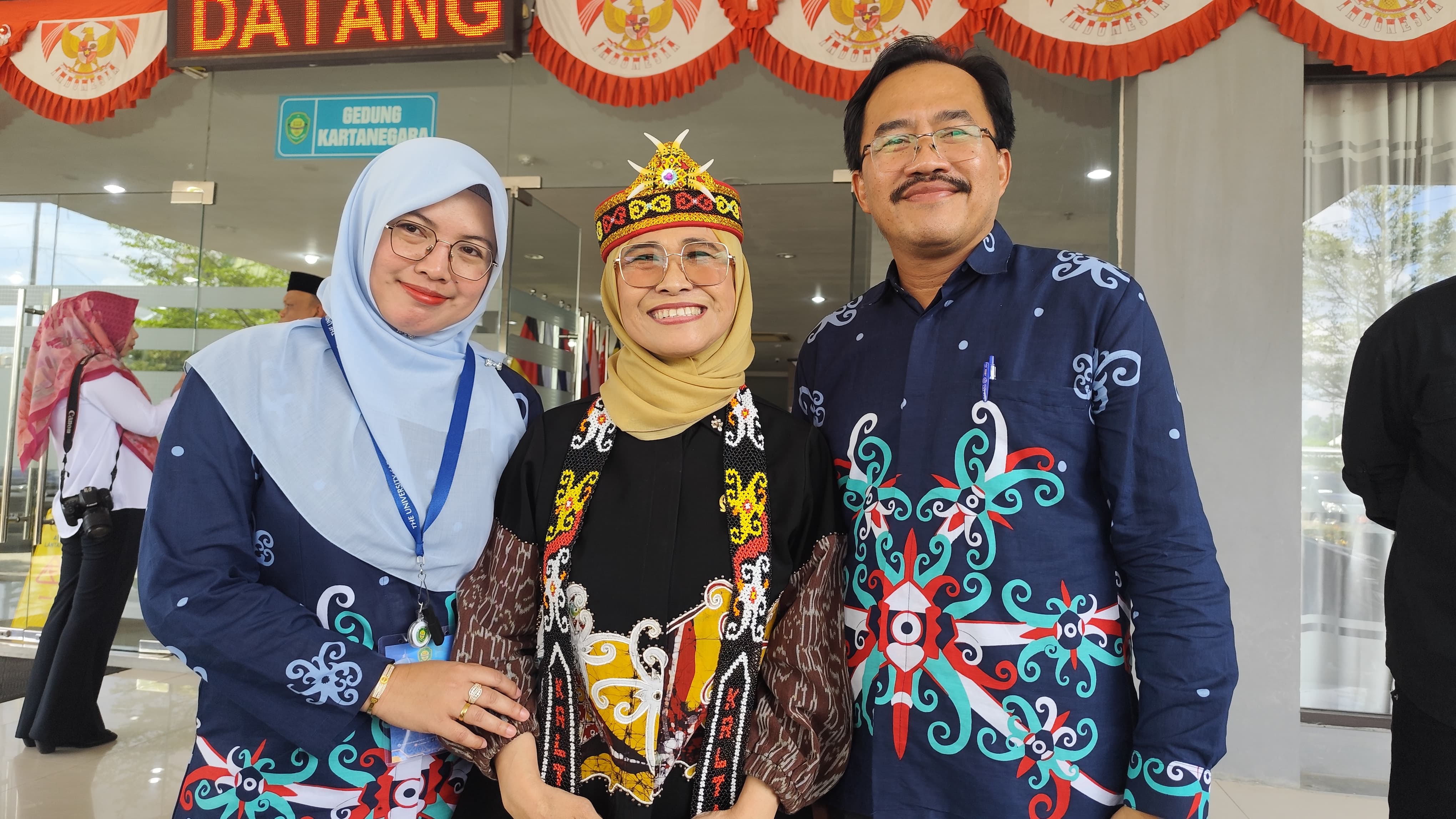 Hetifah Sjaifuddin bersama perwakilan GTK SMA 10 Samarinda di sela kunjungan mendampingi wamendiktisaintek, Rabu (18/6). (FOTO: DENNY SAPUTRA)