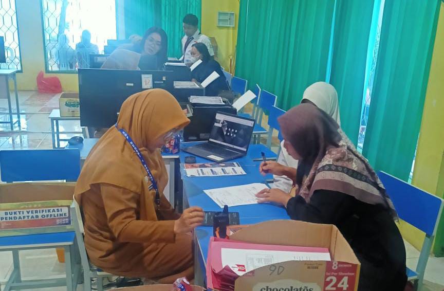 SERAHKAN BERKAS: Orangtua siswa mendatangi SMP 1 Bontang untuk mendaftarkan putranya. (FOTO ADIEL KUNDHARA/KP)