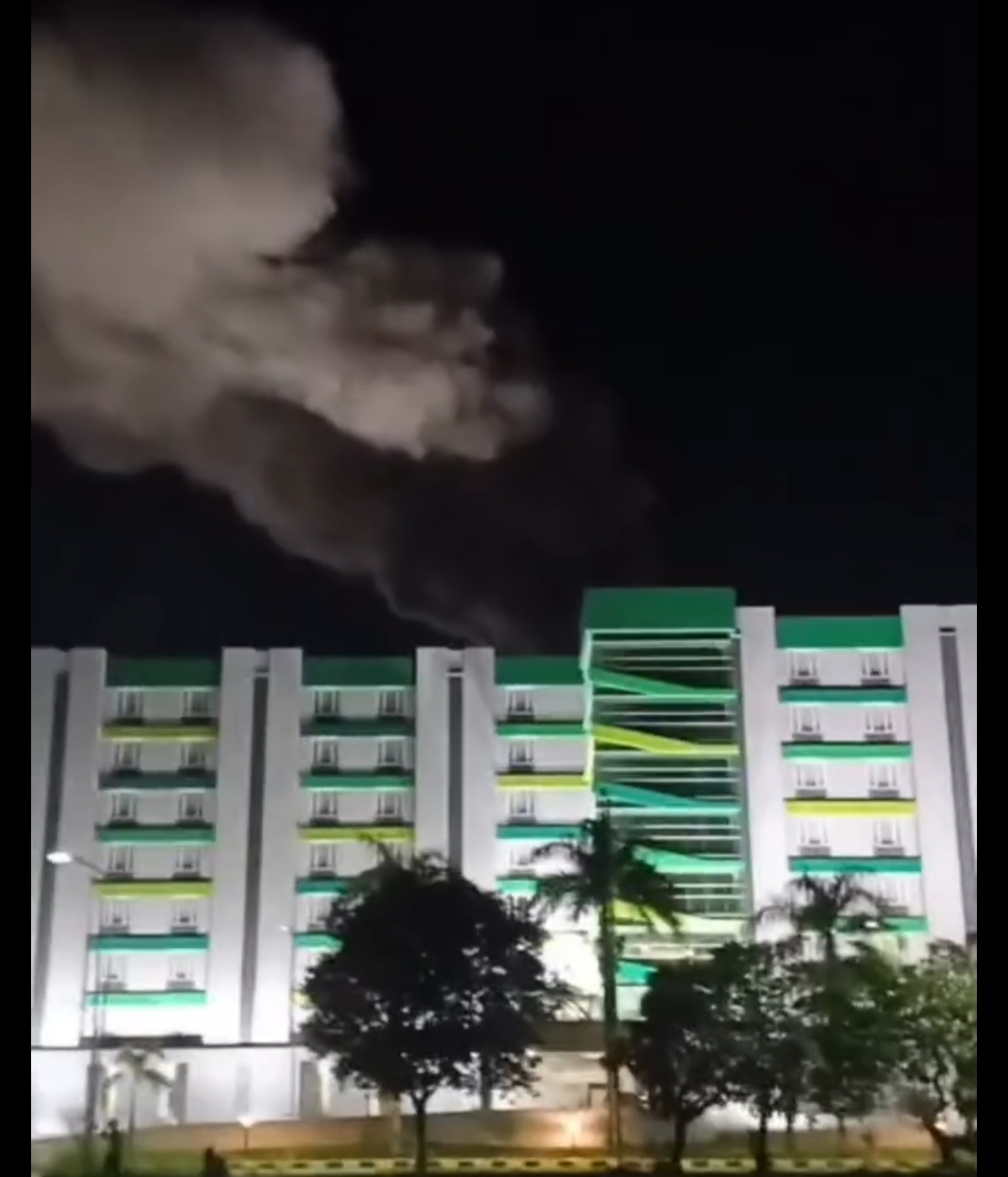 Asap membumbung tinggi dari atas Hotel Atlet di jalan Kadrie Oening Samarinda. Belum diketahui penyebab kebakaran. (Foto: tangkapan layar)