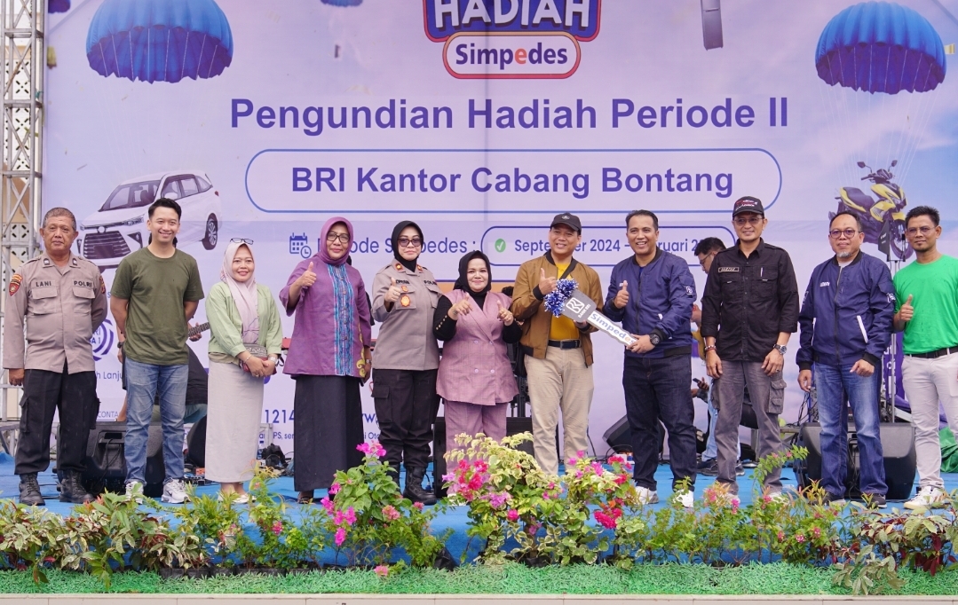SIMPEDES: Pimpinan dari BRI cabang Bontang beserta jajaran bersama nasabah dan undangan dalam penarikan undian Simpedes periode II 2024 dari BRI.
