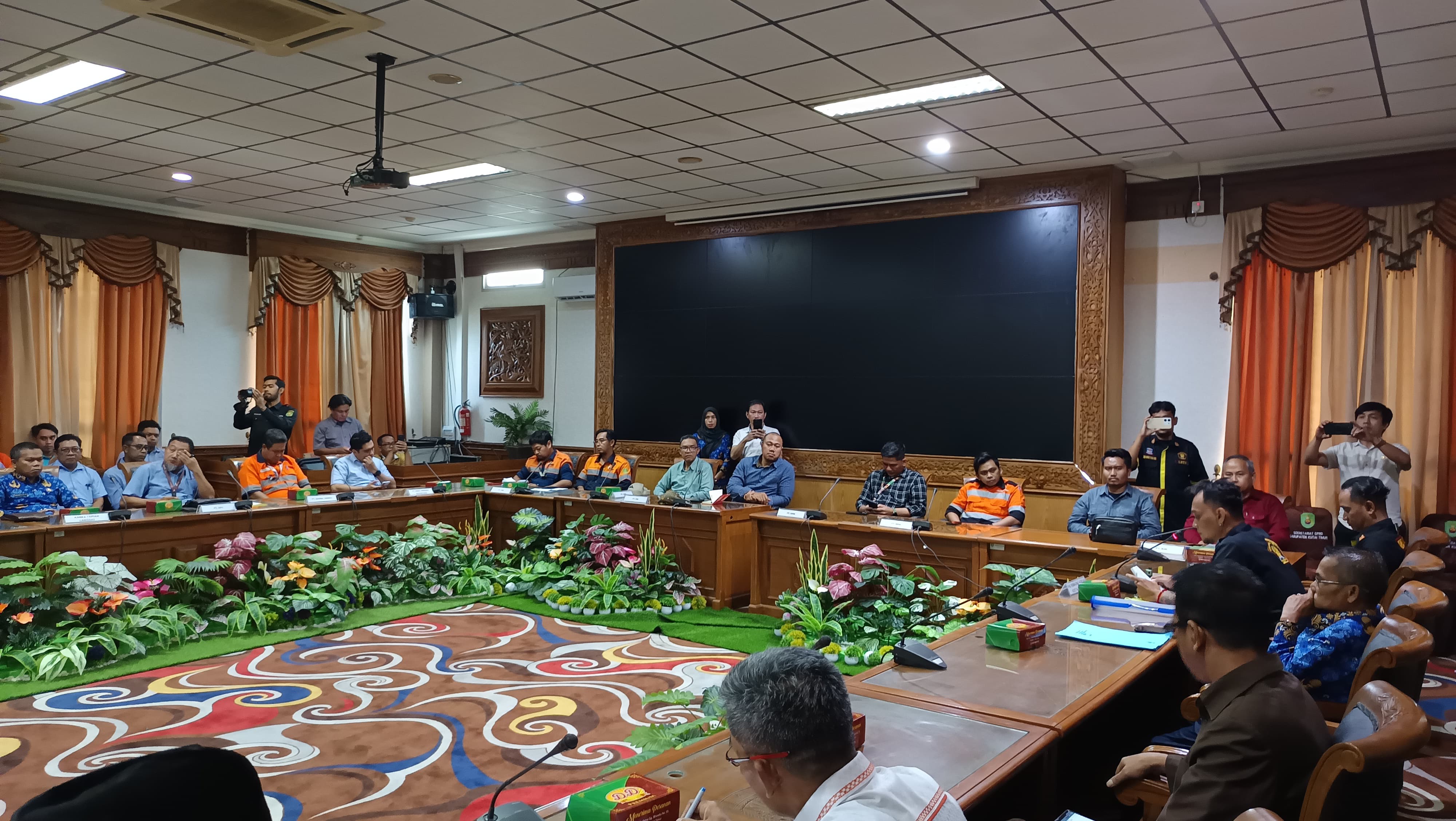 CARI SOLUSI: Rapat dengar pendapat antara pemerintah Kutim, Masyarakat dan pihak perusahaan membahas penanganan banjir di Kecamatan Bengalon.