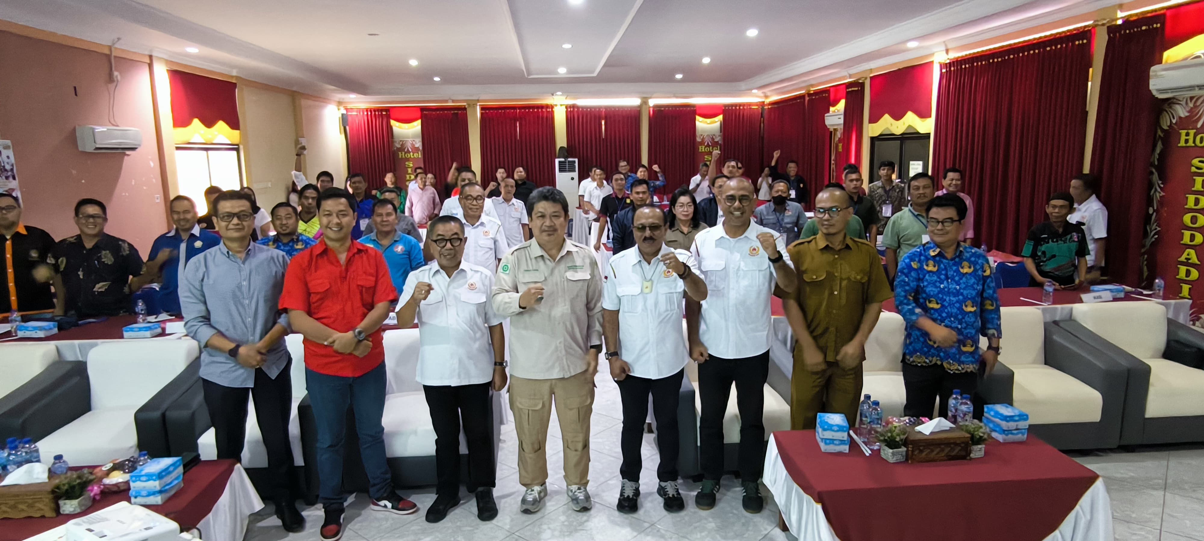 DEMI PRESTASI: Ketua KONI Kaltim Rusdiansyah Aras (tiga kiri) menghadiri Rakerkab KONI Kubar, Senin (17/6).