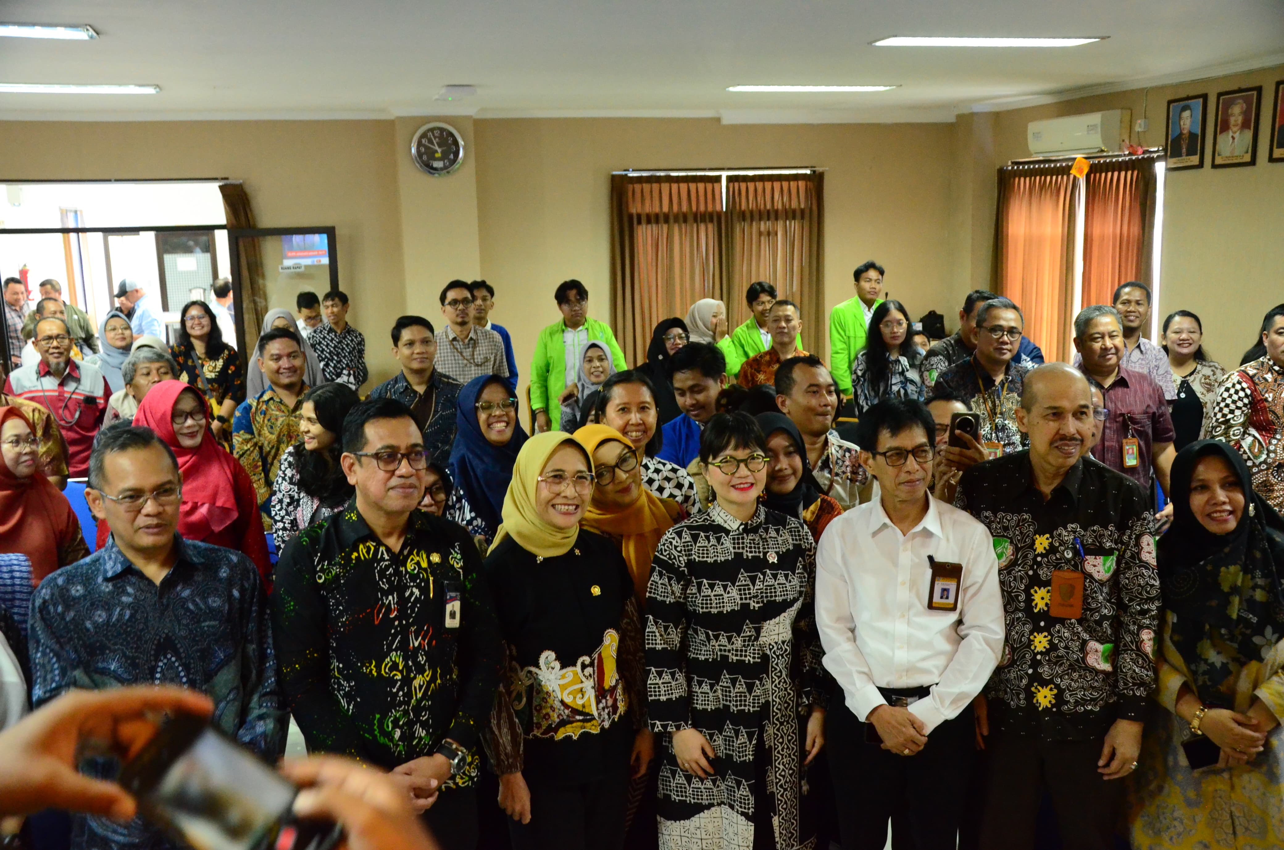 ANTUSIAS: Para pejabat kementerian dan pejabat lainnya beserta jajaran civitas akademika Politani, Polnes dan tamu undangan abadikan momen kebersamaan selepas kegiatan.