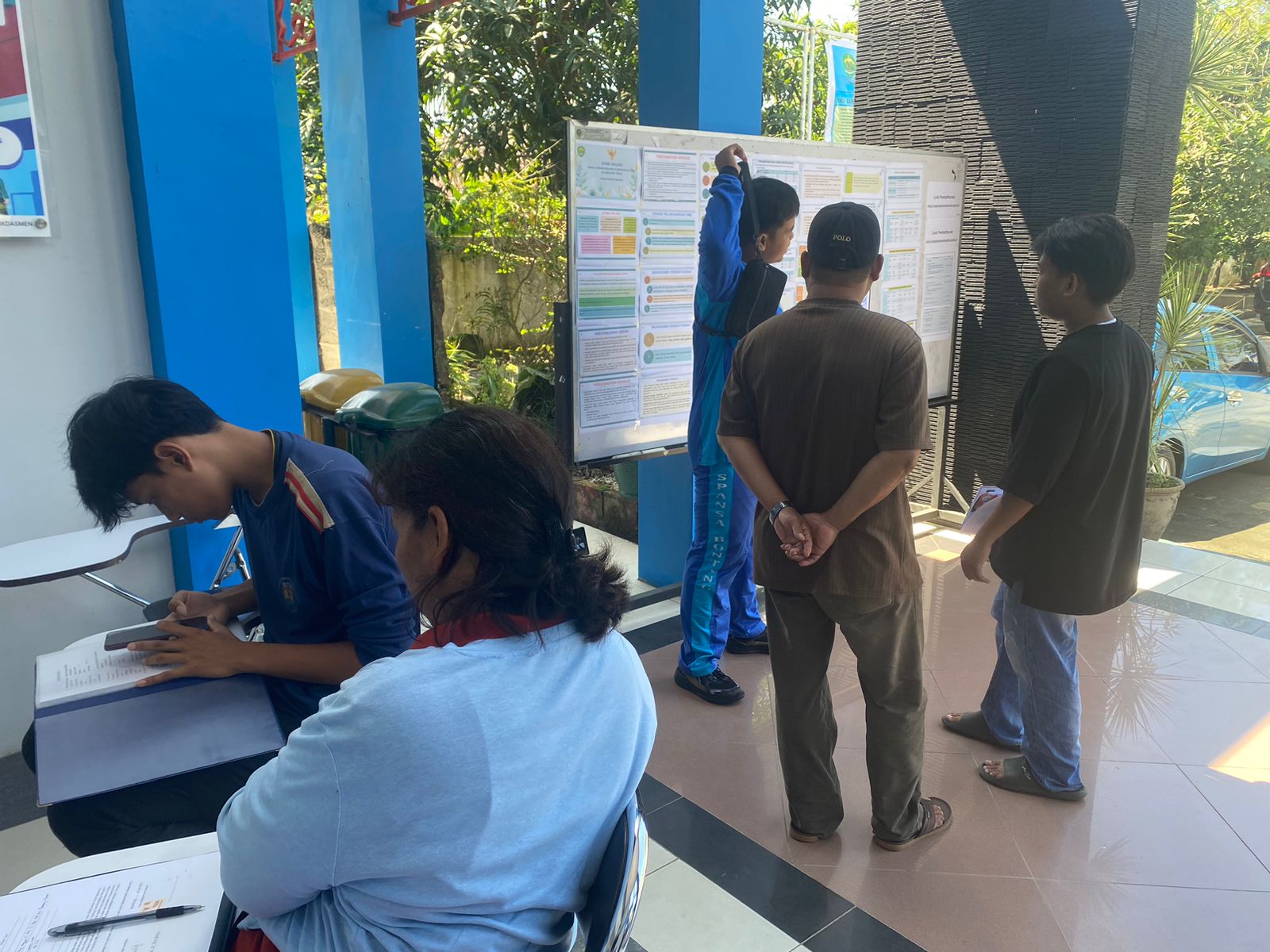 DATANGI SEKOLAH: Calon siswa baru jenjang SMA yang menghampiri panitia SPMB.