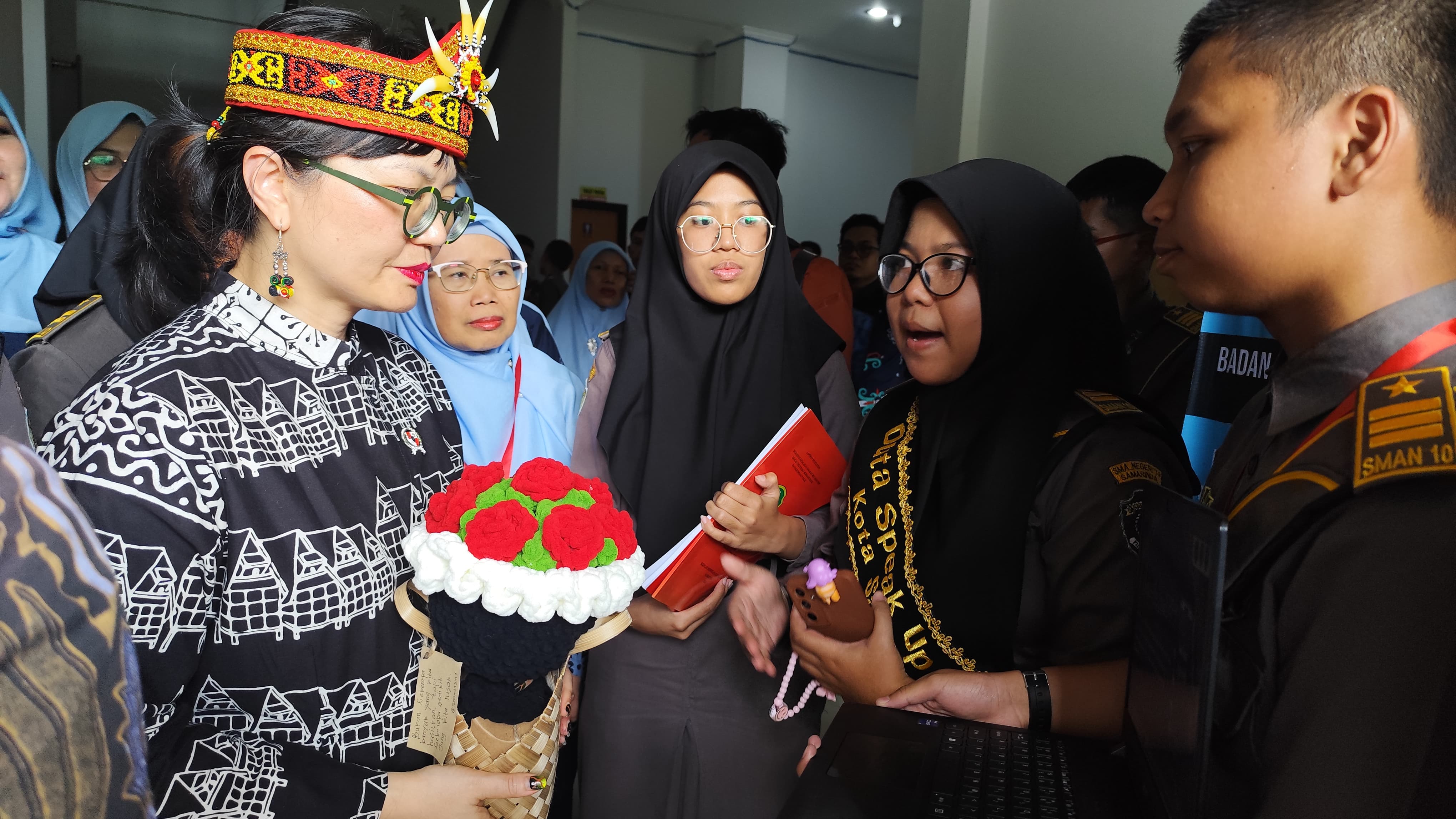 BUDAYA RISET: Prof Stella Christie menyimak penjelasan penelitian salah satu siswa SMA 10 Samarinda dalam kunjungan lapangan, Rabu (18/6). (FOTO DENNY SAPUTRA/KP)