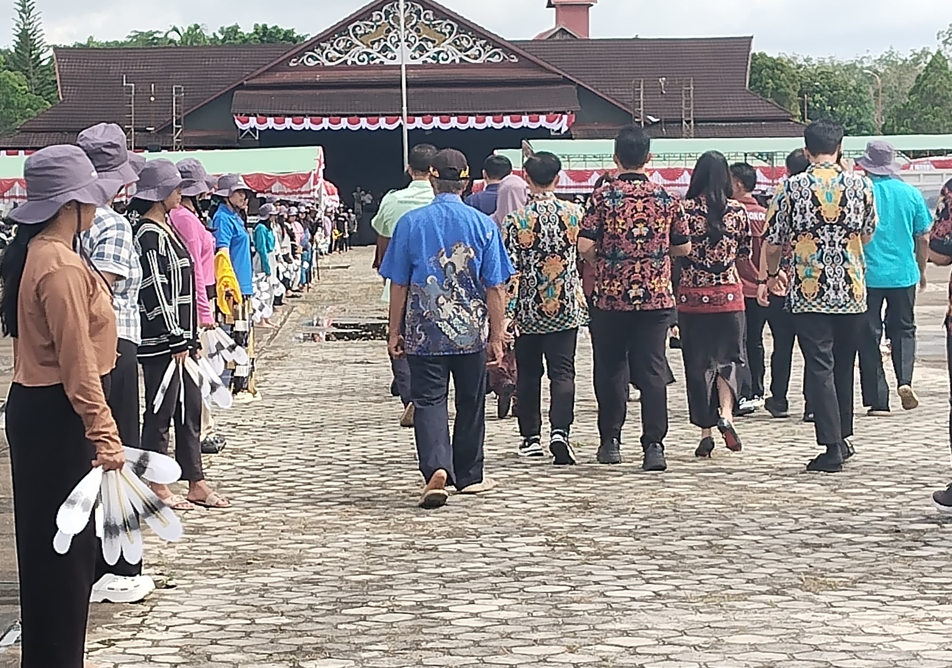 Para penari melakukan gladi bersih dalam menyambut Gubernur dan Wakil Gubernur Kaltim di acara pembukaan PEDA KTNA XI Kutai Barat.