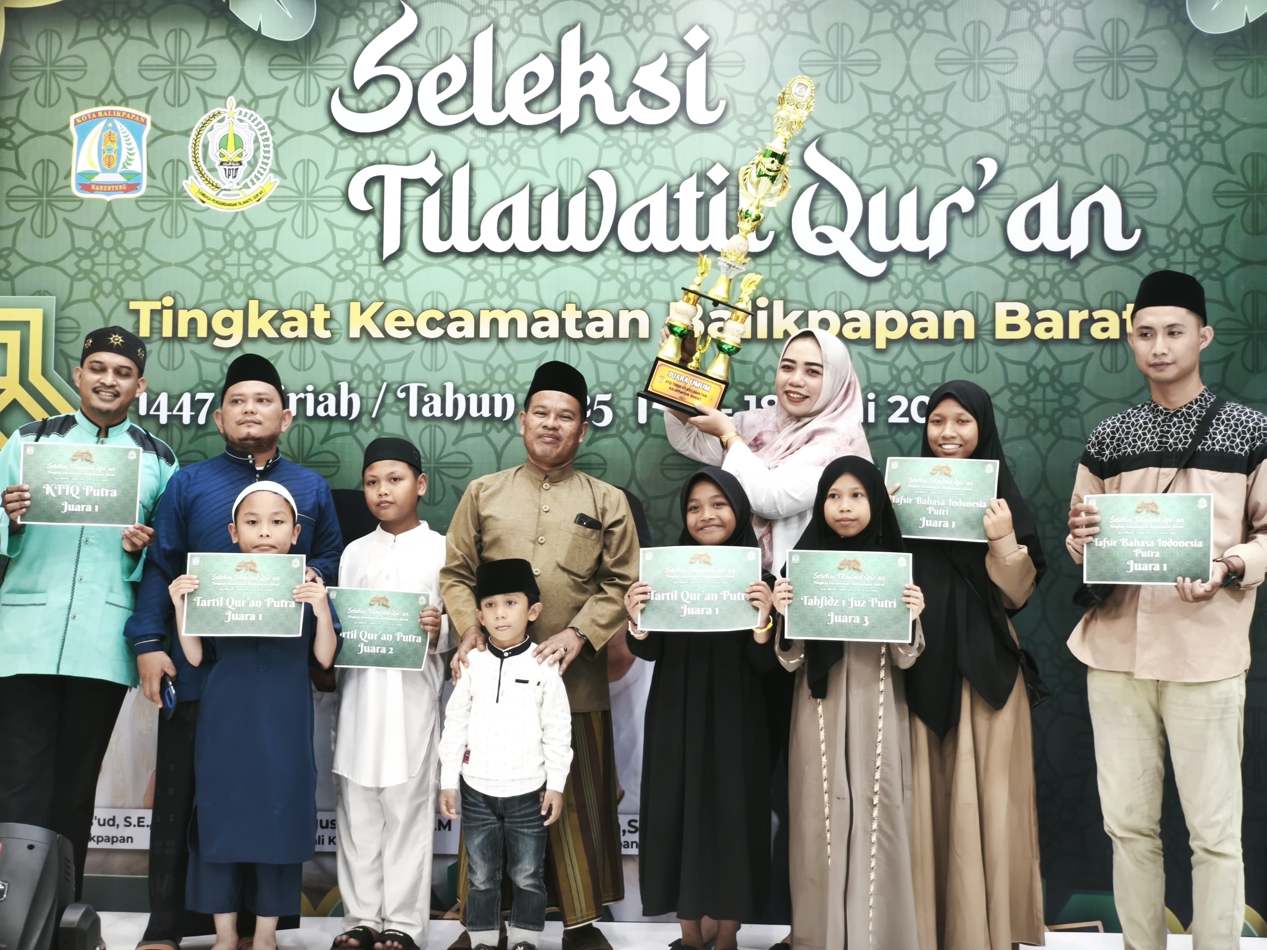 EVENT: Lurah Margo Mulyo Aji Syarifah Nur Alifah (tengah) bersama sebagian kafilah yang berhasil meraih kembali piala bergilir STQ tingkat Kecamatan Balikpapan Barat.