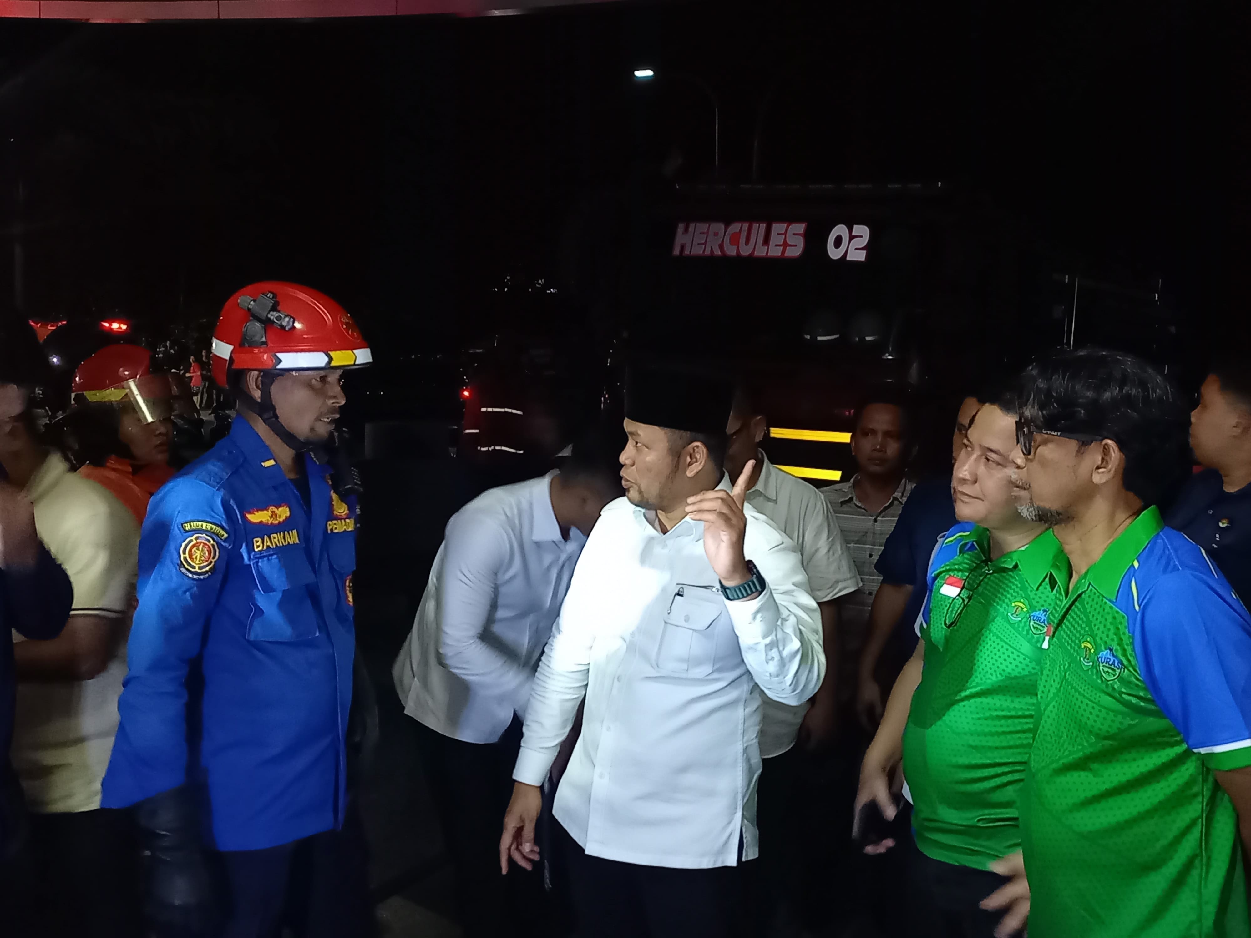 SAMPAIKAN LANGSUNG: Personel Disdamkar Samarinda menyampaikan langsung kepada Gubernur Kaltil Rudy Mas