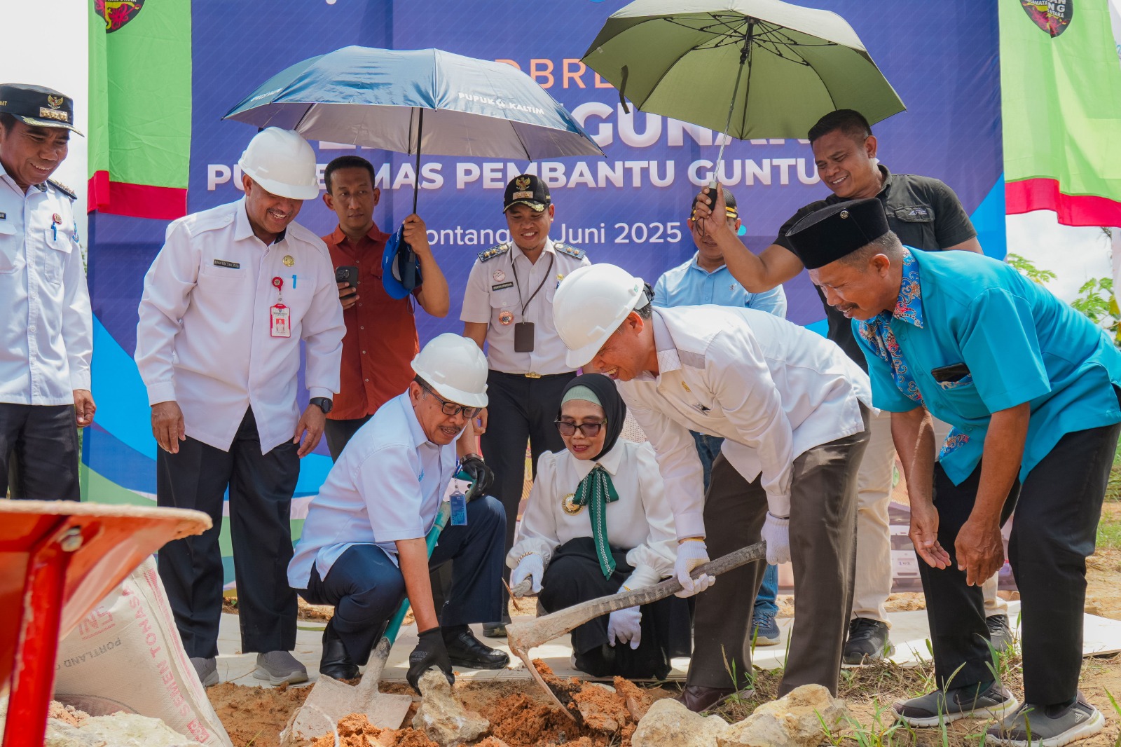 Direktur Operasi Pupuk Kaltim F Purwanto dan Wali Kota Bontang Neni Moerniaeni, saat groundbreaking pembangunan Puskesmas Pembantu Kelurahan Guntung. (Korkom Pupuk Kaltim)