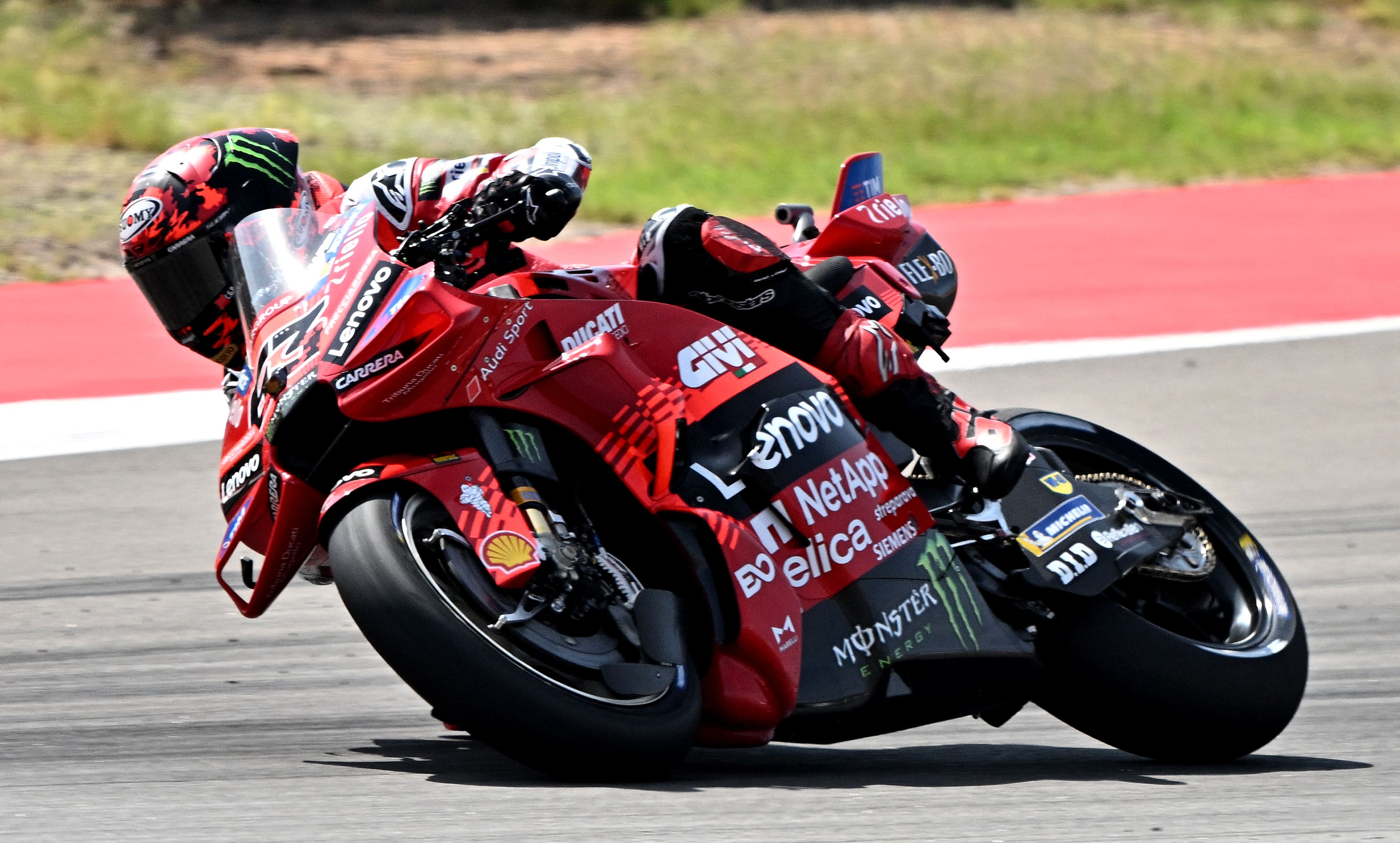 Rider Ducati Lenovo Francesco Bagnaia menjalani sesi latihan bebas di Sirkuit MotorLand Aragon, 7 Juni 2025.