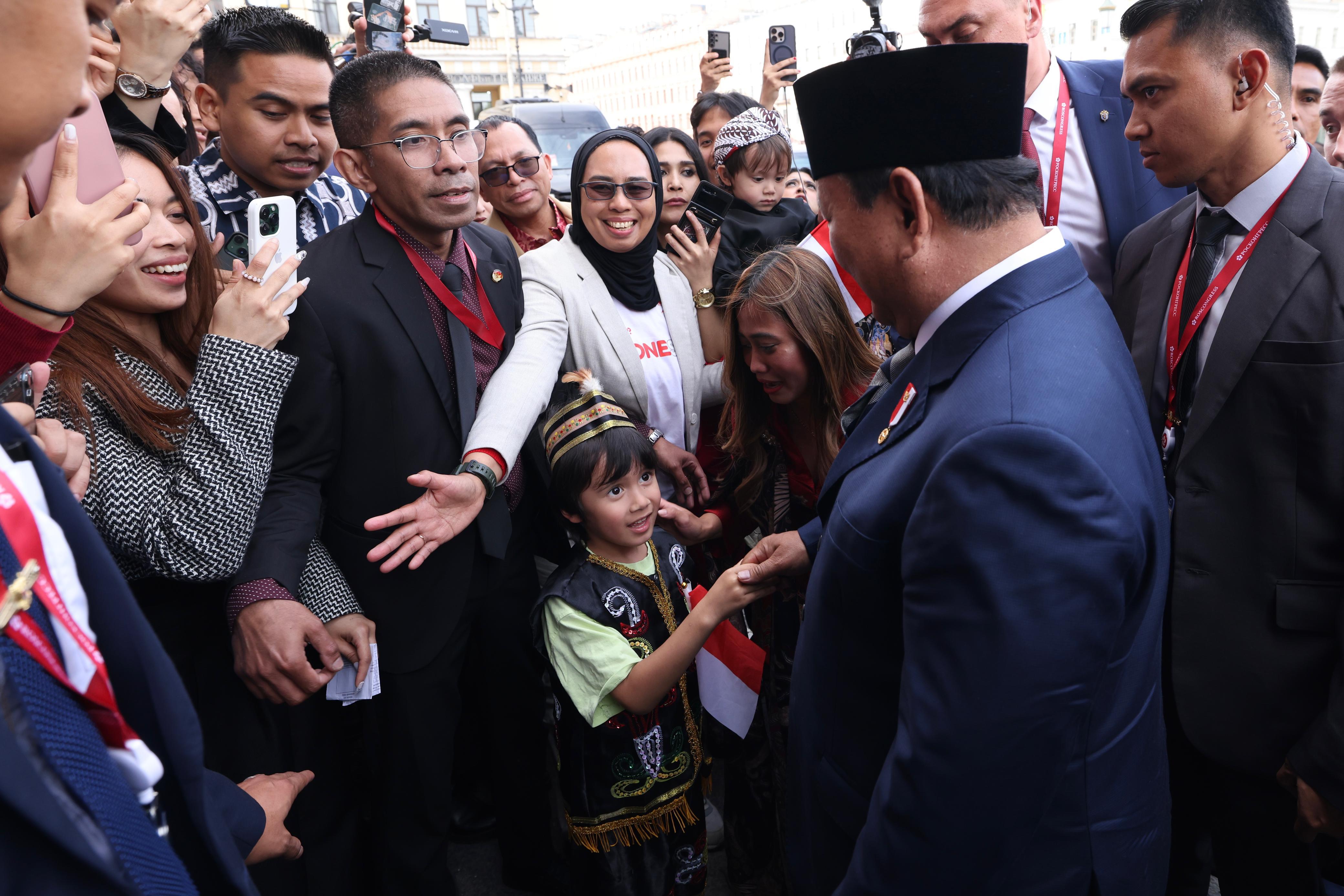 Presiden Prabowo disambut anak diaspora yang meminta dibelikan mainan.