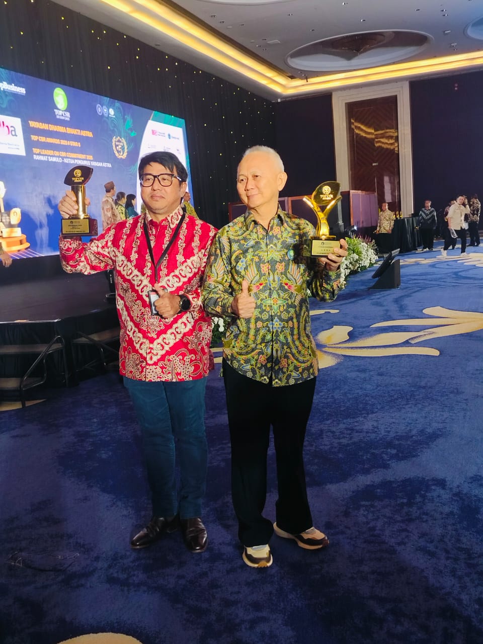 APRESIASI: Direktur Utama PT IPB, Wimpi Salim (kanan) dan Dr Ir Agus Wiramsya Oscar memborong dua penghargaan.