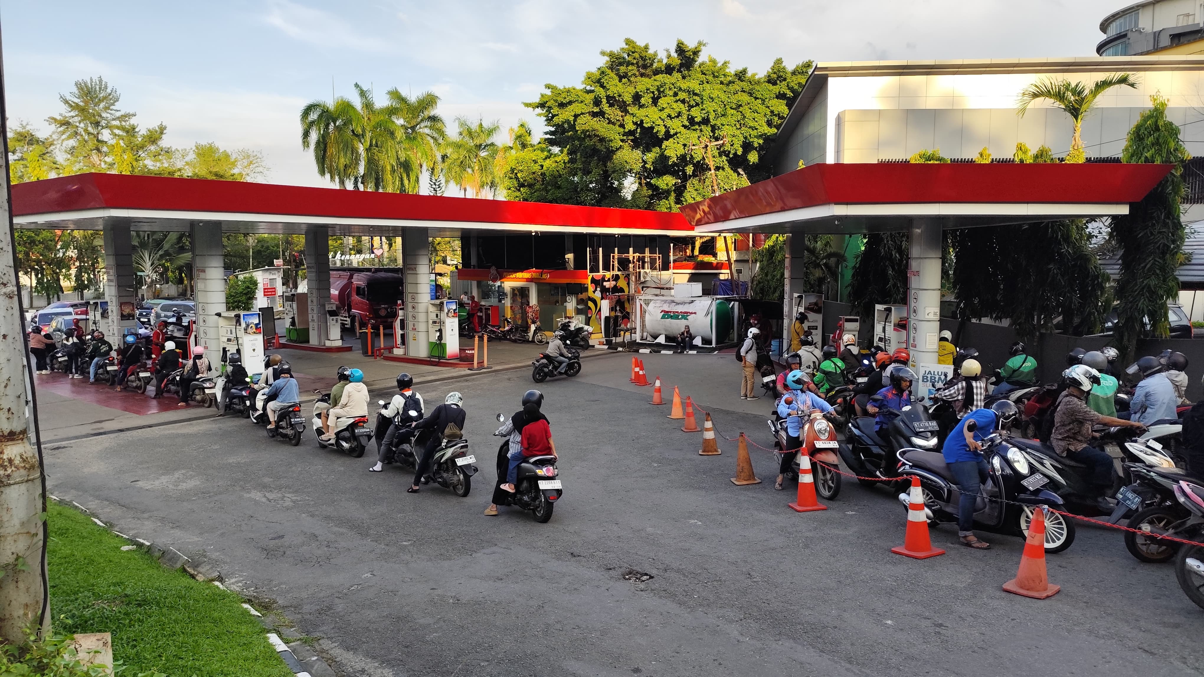 PENGAWASAN BERSAMA: Aktivitas salah satu SPBU di Jalan Kusuma Bangsa Kecamatan Samarinda Kota.