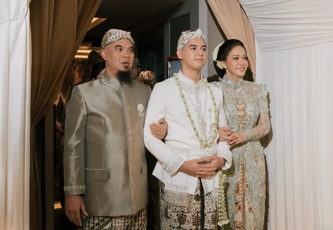 Al Ghazali diapit Ahmad Dhani dan Maia Estianty di acara pernikahannya dengan Alyssa Daguise.