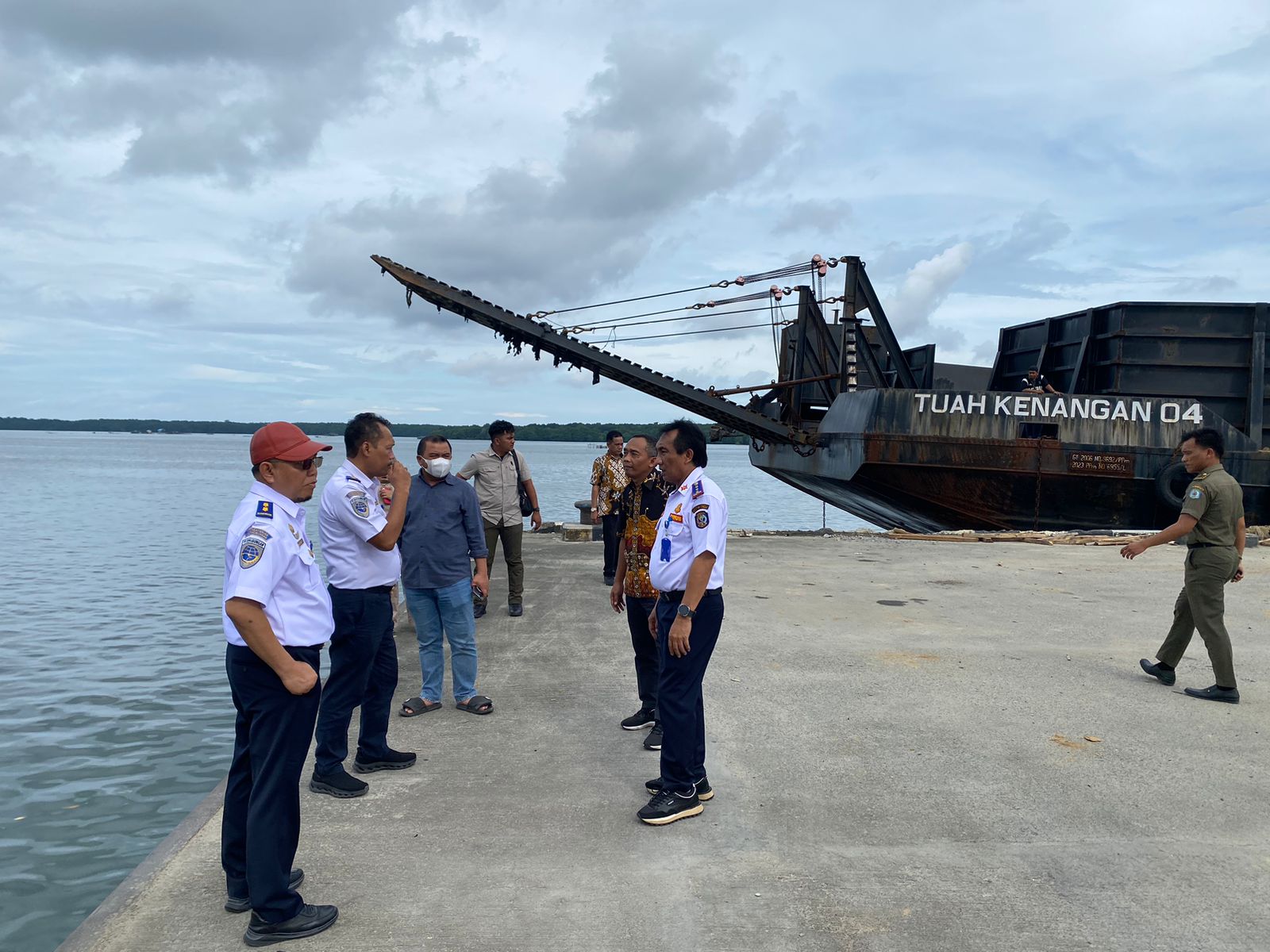 KUNJUNGI: Kementerian Perhubungan memantau kondisi dermaga di Pelabuhan Loktuan terkait dengan pengajuan rute baru pelayaran.