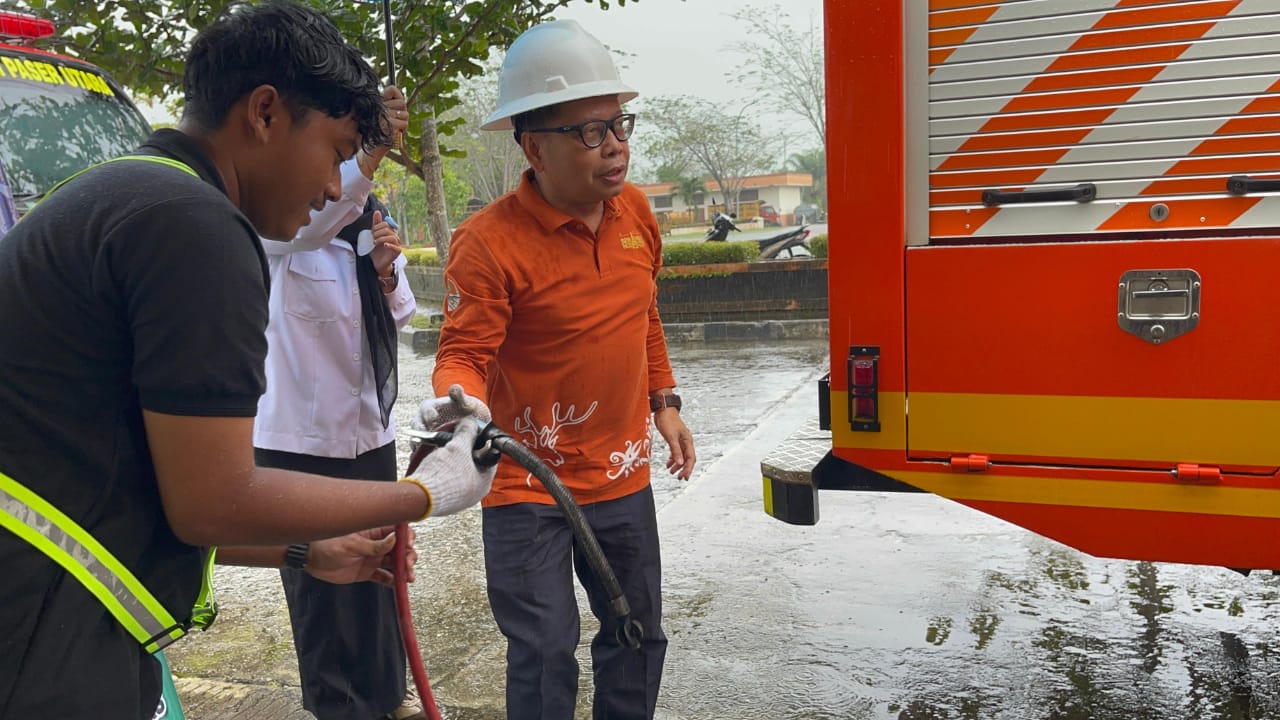 PEMERIKSAAN: Safwana ikut memeriksa langsung gas emisi karbon kendaraan dinas OPD.