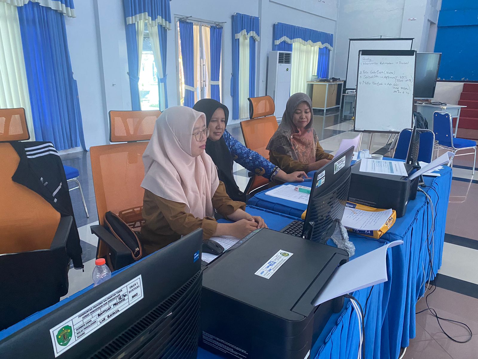 LAKSANAKAN TUGAS: Operator SPMB di SMA 1 melakukan proses verifikasi berkas yang masuk sesuai dengan jalur dipilih pendaftar.