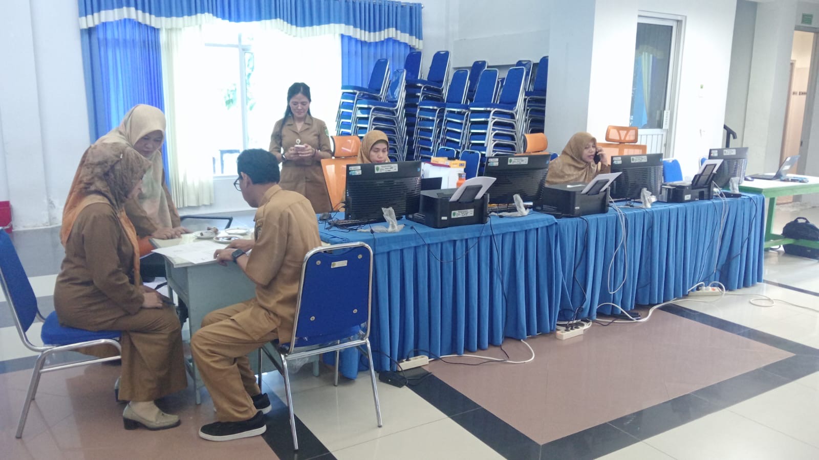Operator sekolah melakukan verifikasi berkas di hari terakhir pendaftaran untuk tahap pertama, Kamis (19/6/2025).