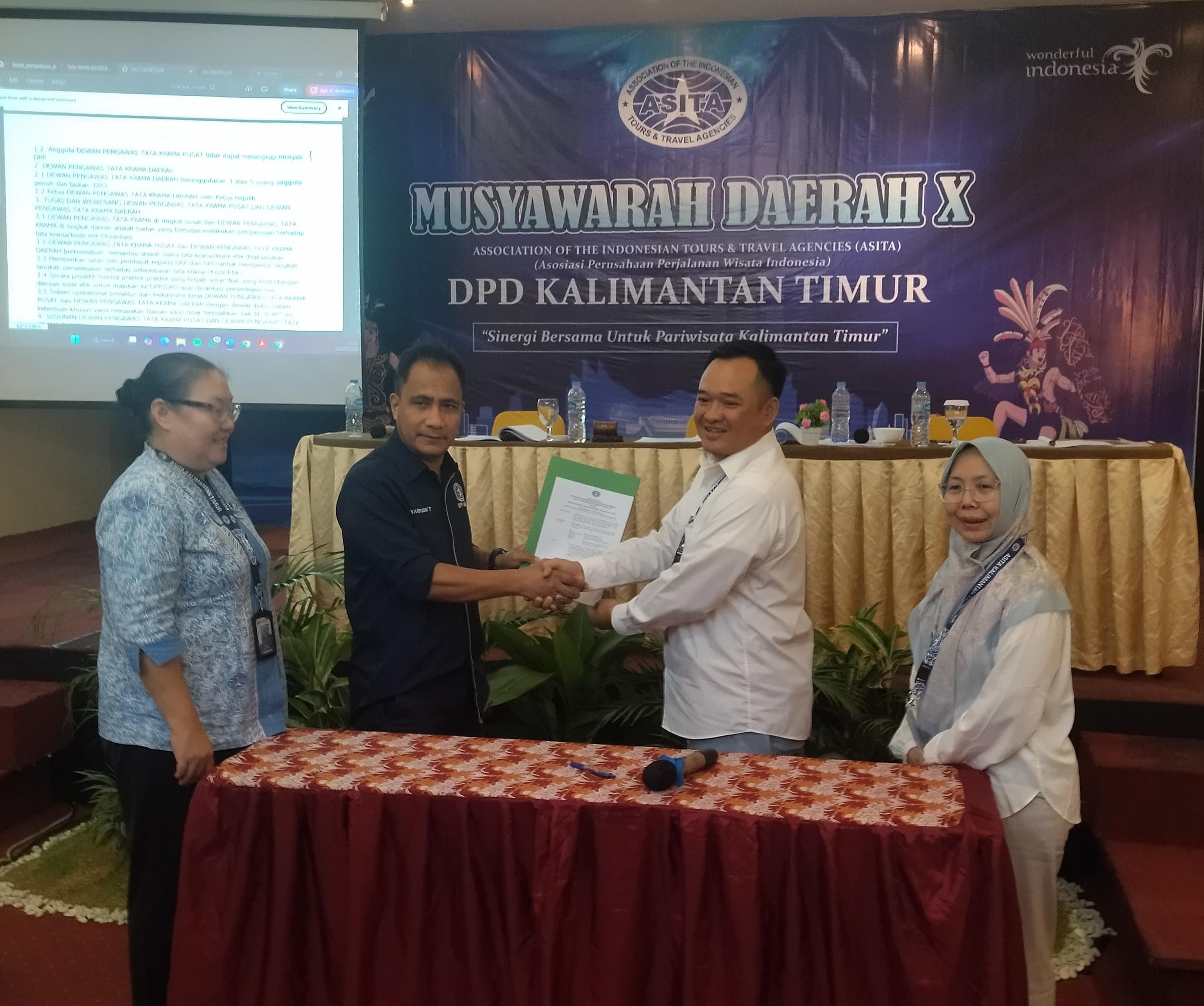 TERPILIH: Syarifuddin Tangalindo (dua kiri) kembali dipercaya pimpin DPD Asita Kaltim pada Musda X di Balikpapan.