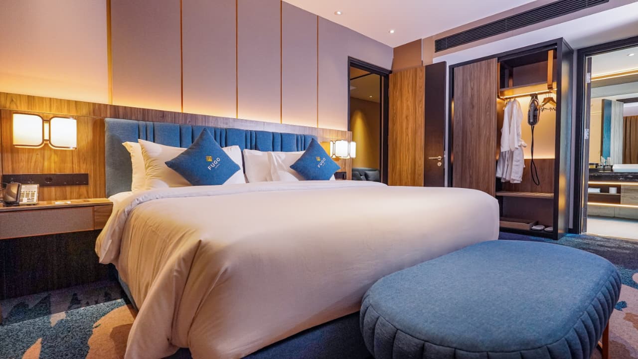 PELAYANAN: FUGO Hotel Samarinda menyatukan kenyamanan kamar, desain modern, dan pelayanan penuh perhatian agar setiap tamu merasa istimewa.