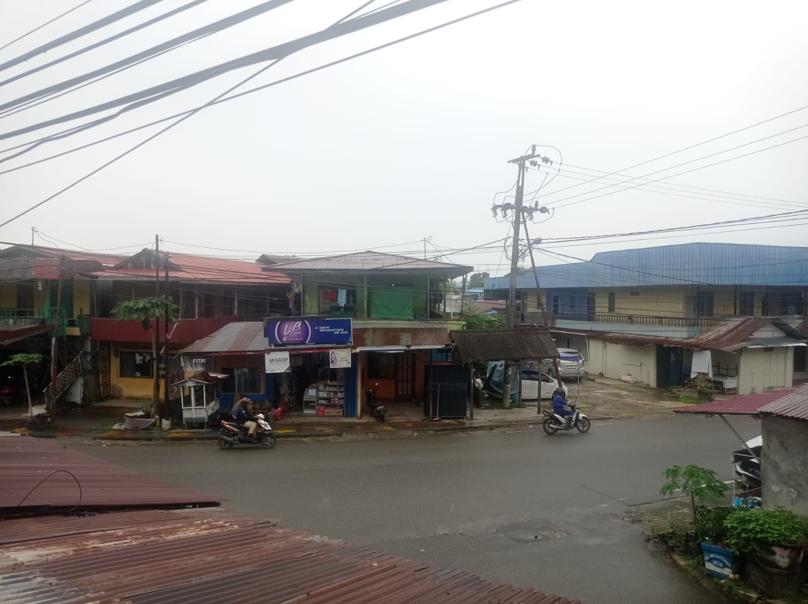 GANGGU ESTETIKA KOTA: Beberapa jenis kabel yang berada di atas permukiman warga perlu dilakukan penataan.