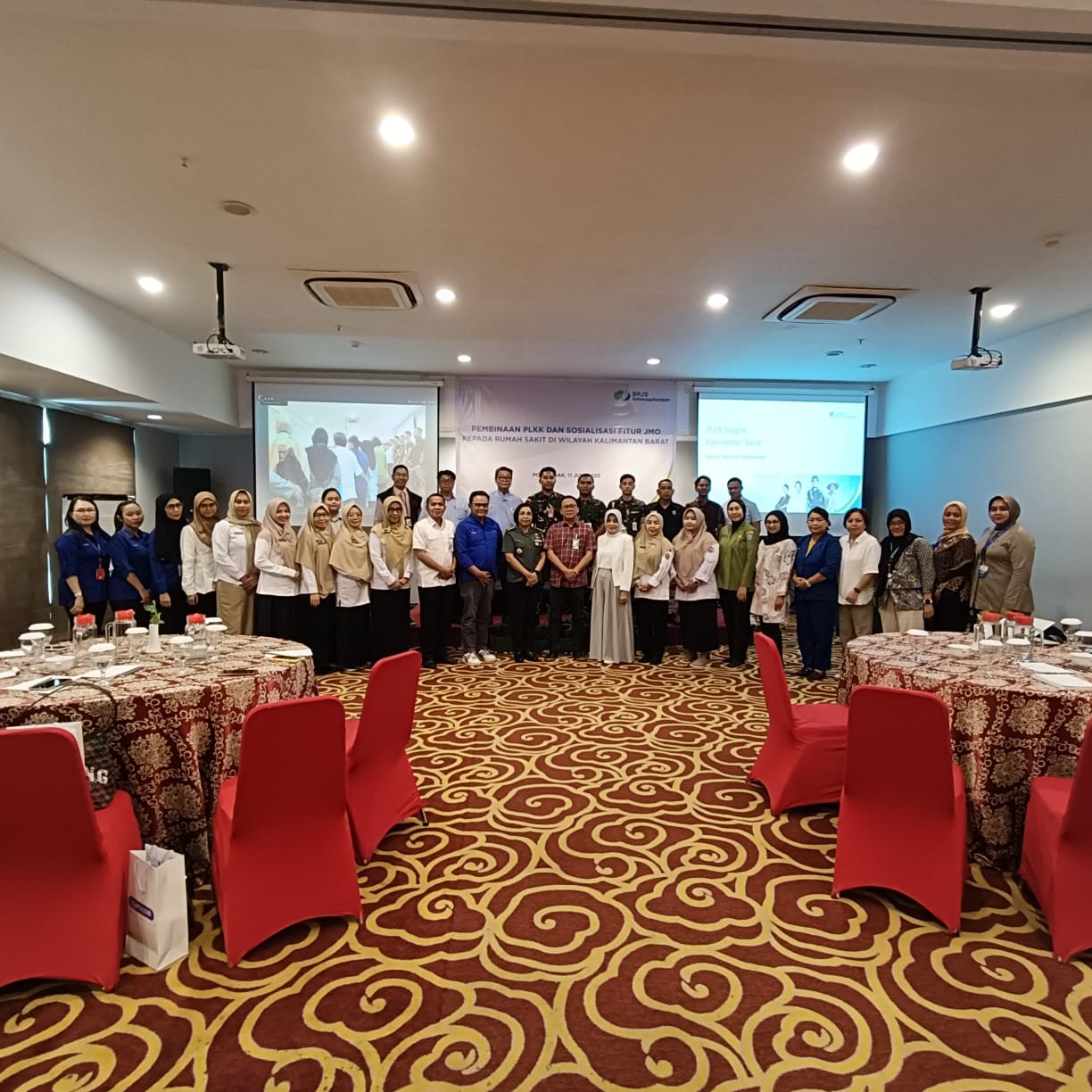 Foto bersama BPJS Ketenagakerjaan dan mitra PLKK se-Kalimantan Barat usai sosialisasi digitalisasi layanan lewat aplikasi JMO di Pontianak.