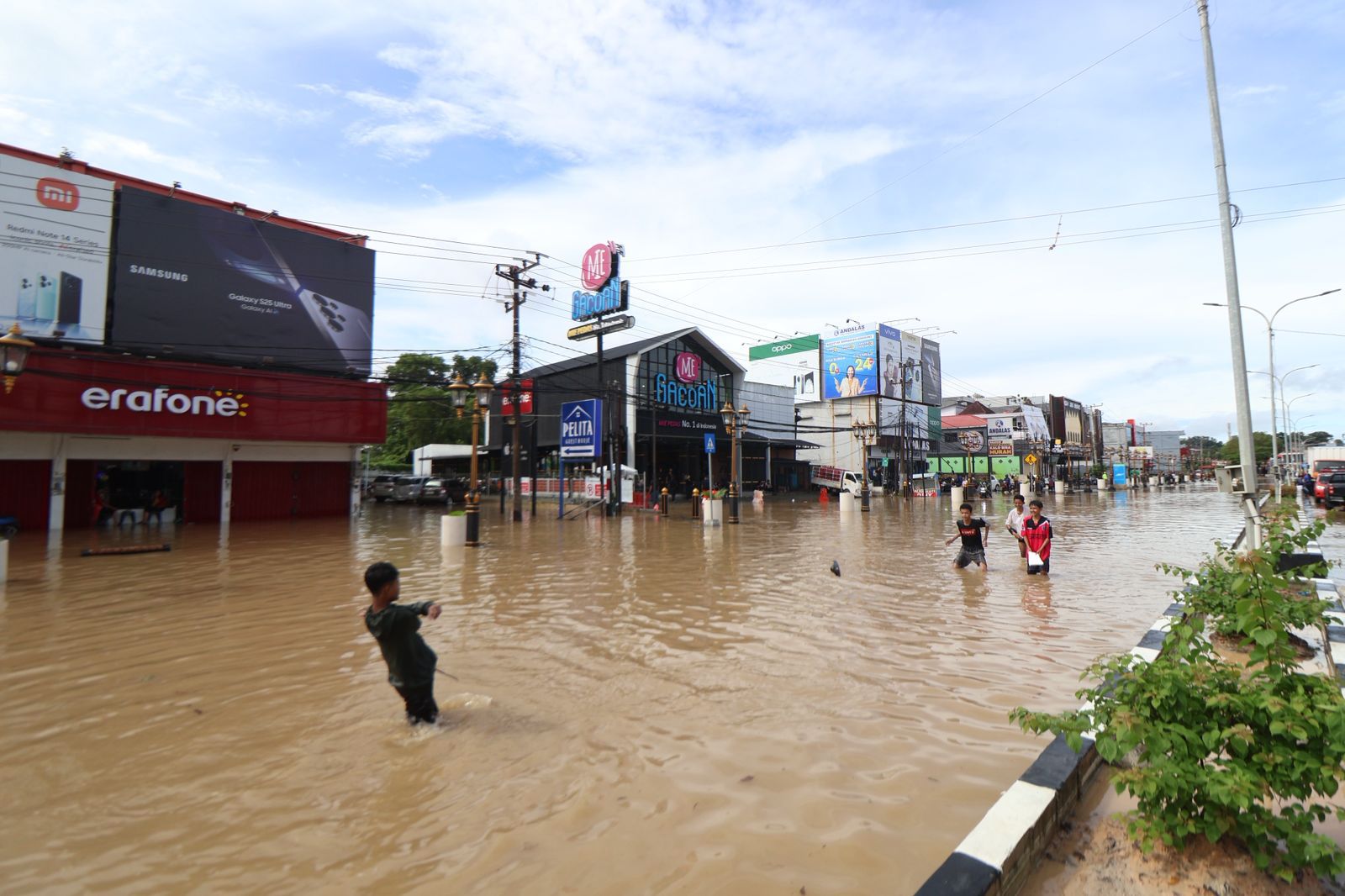 Kawasan Jalan MT Haryono yang terendam banjir pada Kamis (19/6/2025).