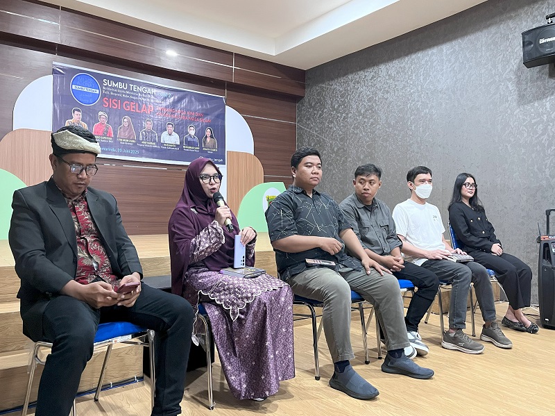 CARI PENCERAHAN: Dari kiri, Joko Supriyadi, Utih Arum Zahra, Arief Rahman, Rusdianto, Muhammad Sarip, Ananta Tsabita dalam Forum Sumbu Tengah Edisi 2, di Perpustakaan Kota Samarinda, 20 Juni 2025.